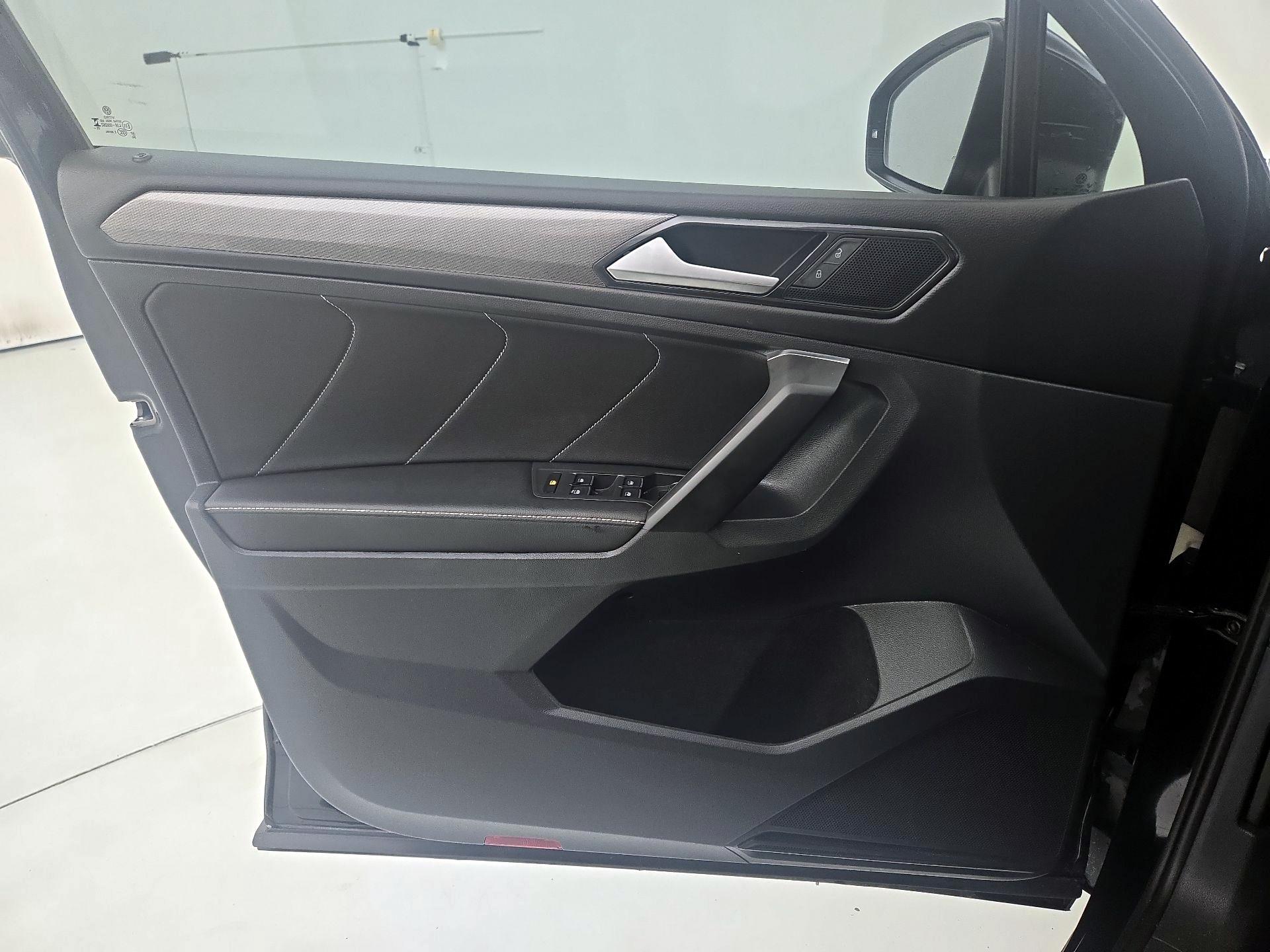 Thumbnail: 2023 Volkswagen Tiguan - 12