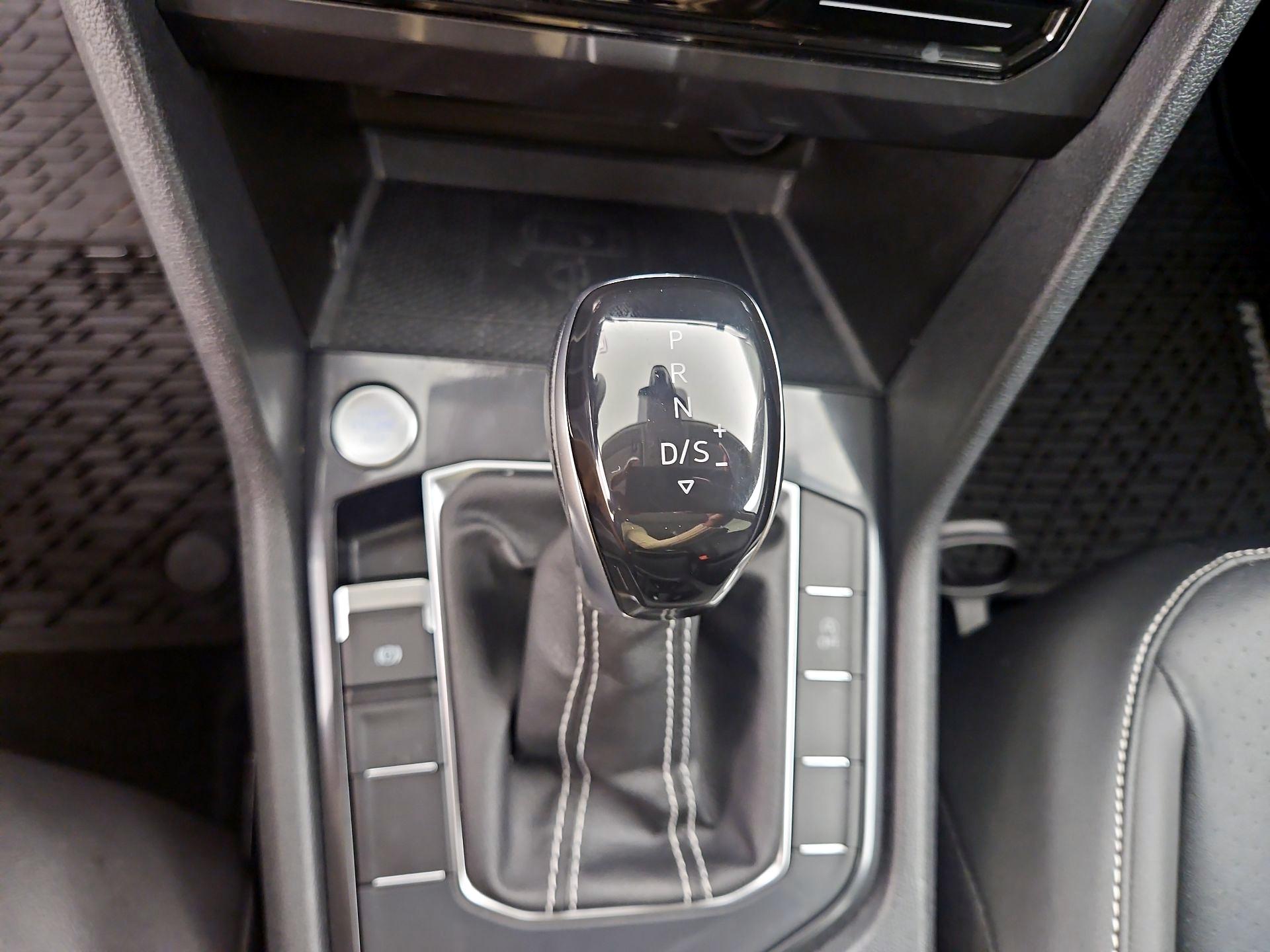 Thumbnail: 2022 Volkswagen Tiguan - 17