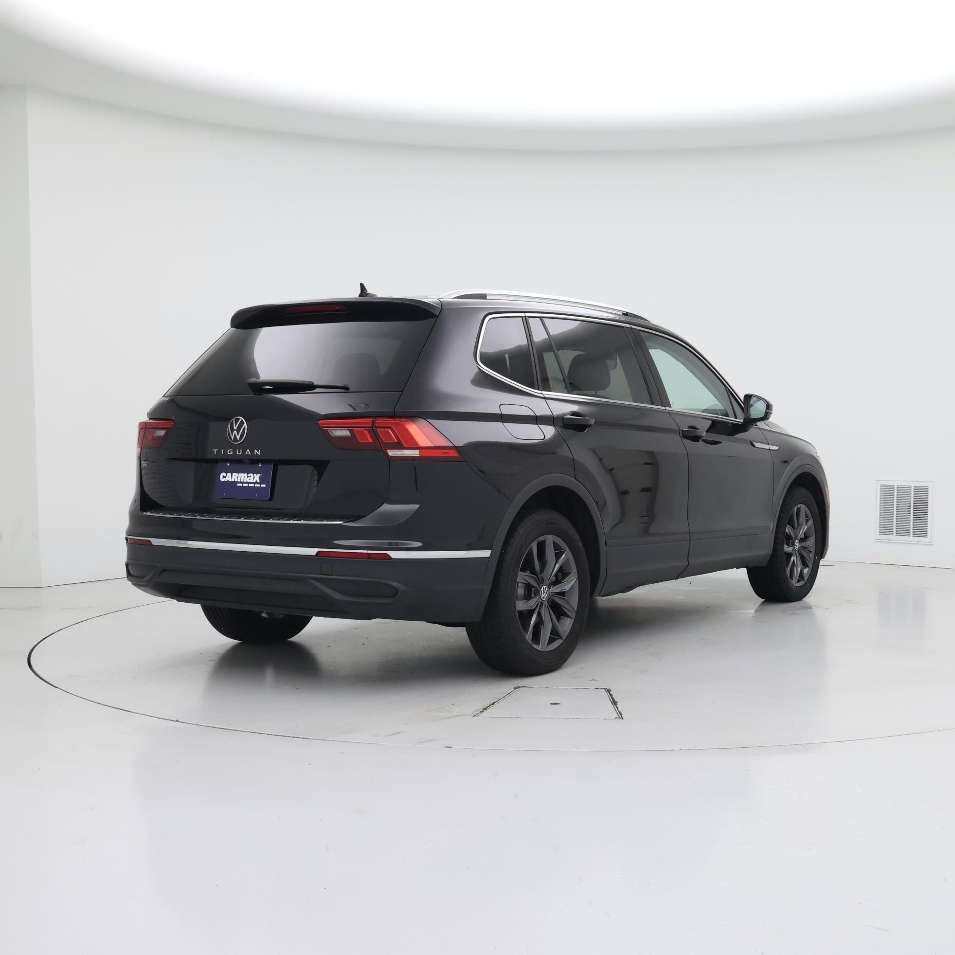 Thumbnail: 2022 Volkswagen Tiguan - 8