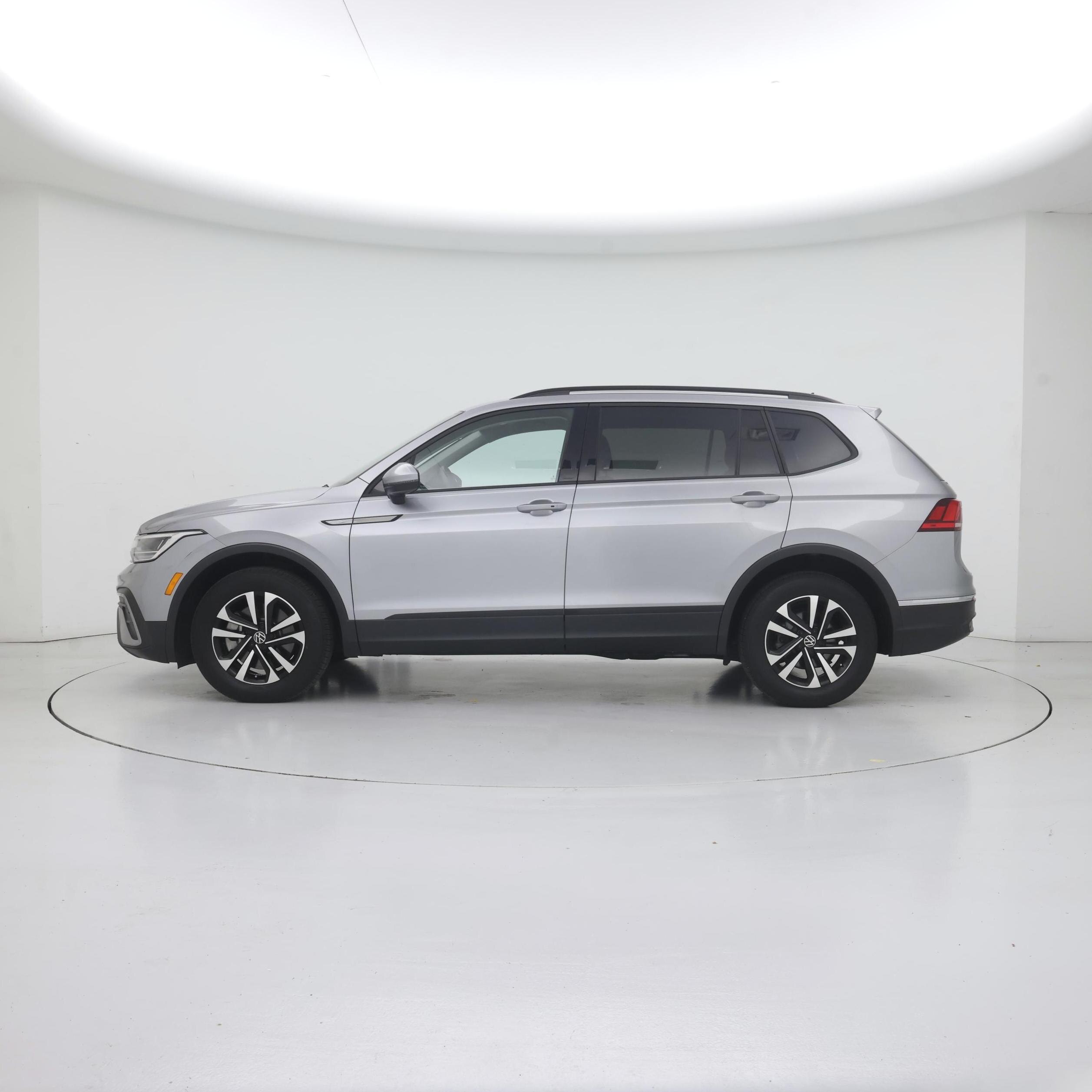 Thumbnail: 2023 Volkswagen Tiguan - 3