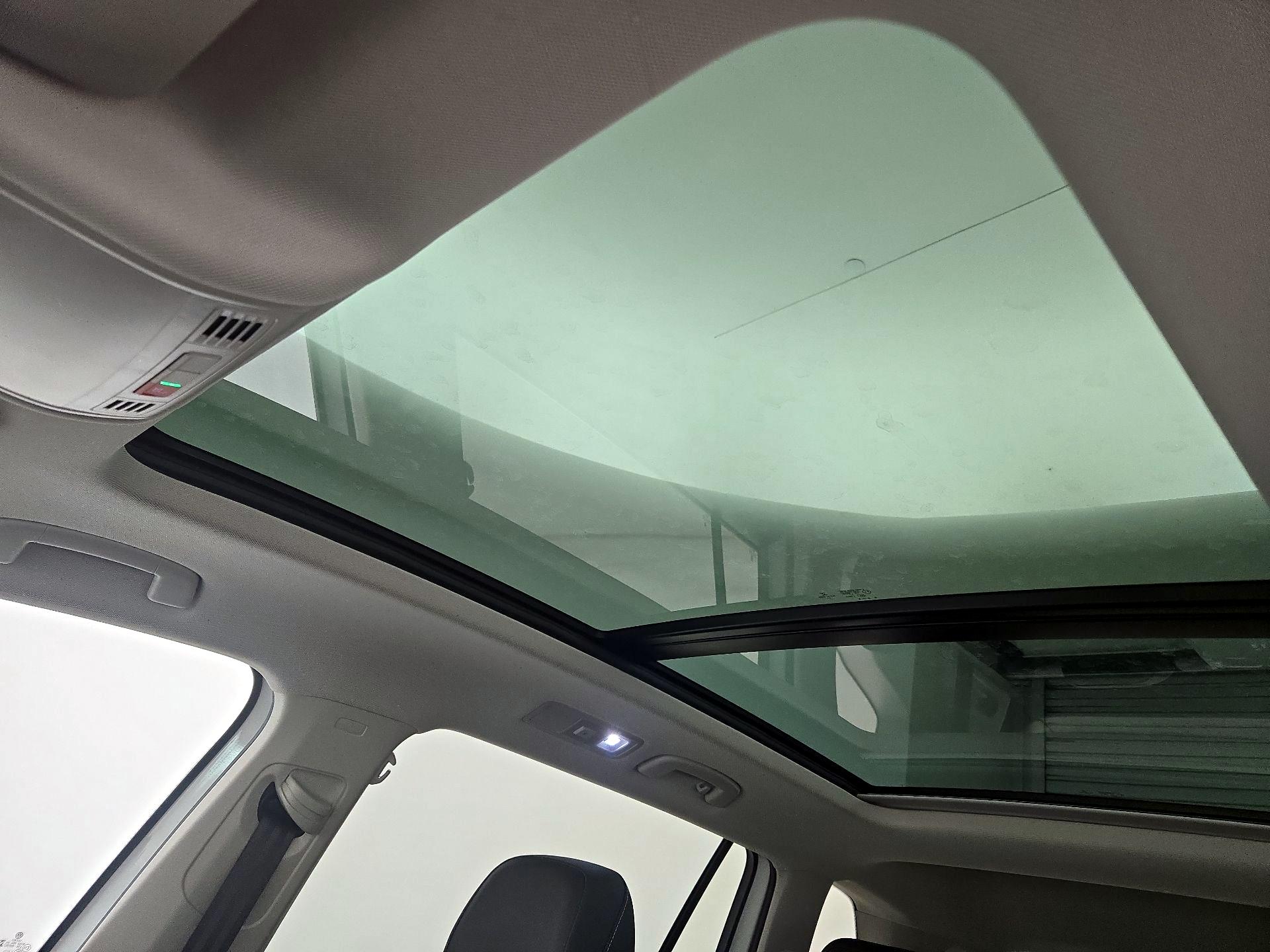 Thumbnail: 2023 Volkswagen Tiguan - 19