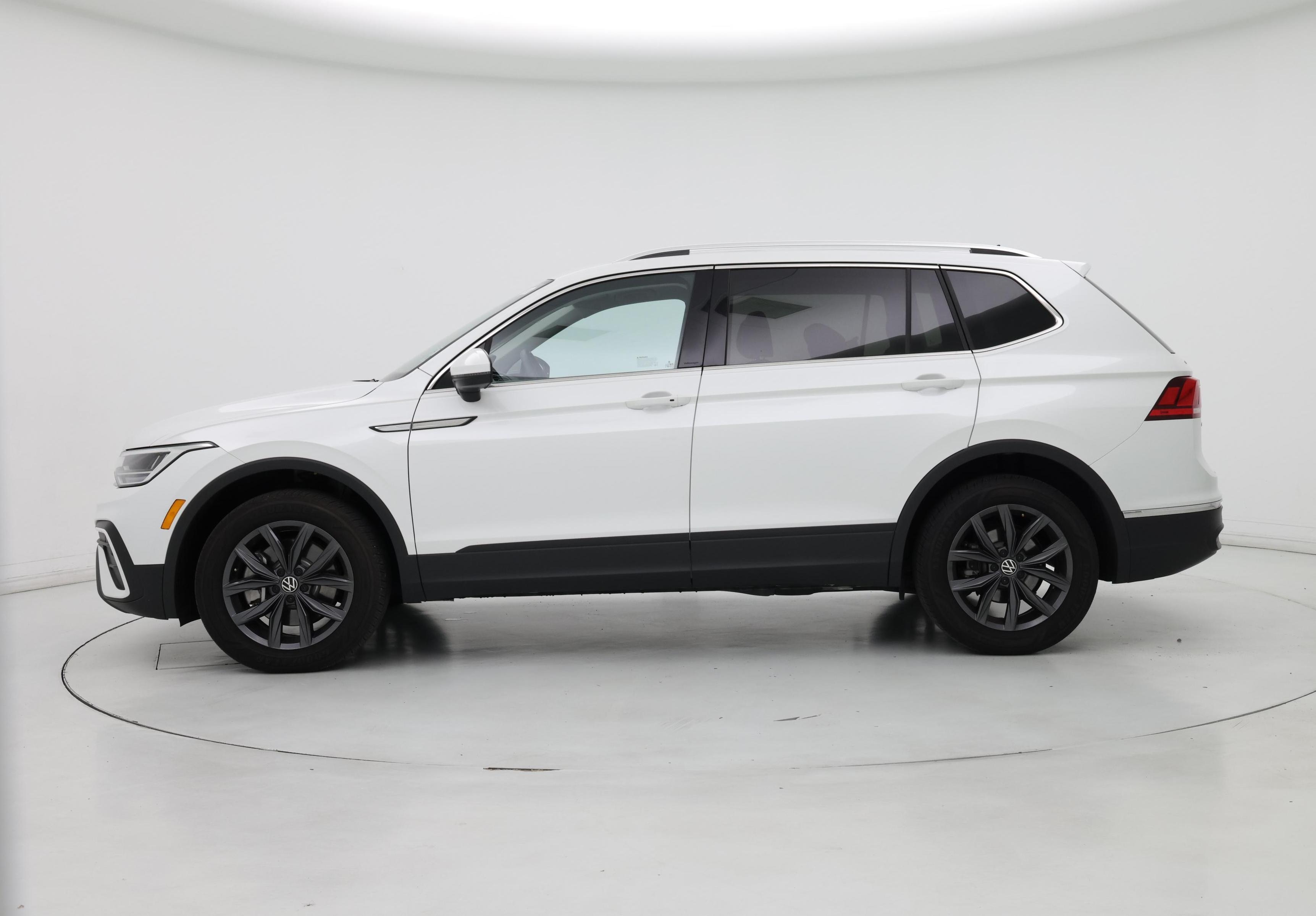 Thumbnail: 2023 Volkswagen Tiguan - 3