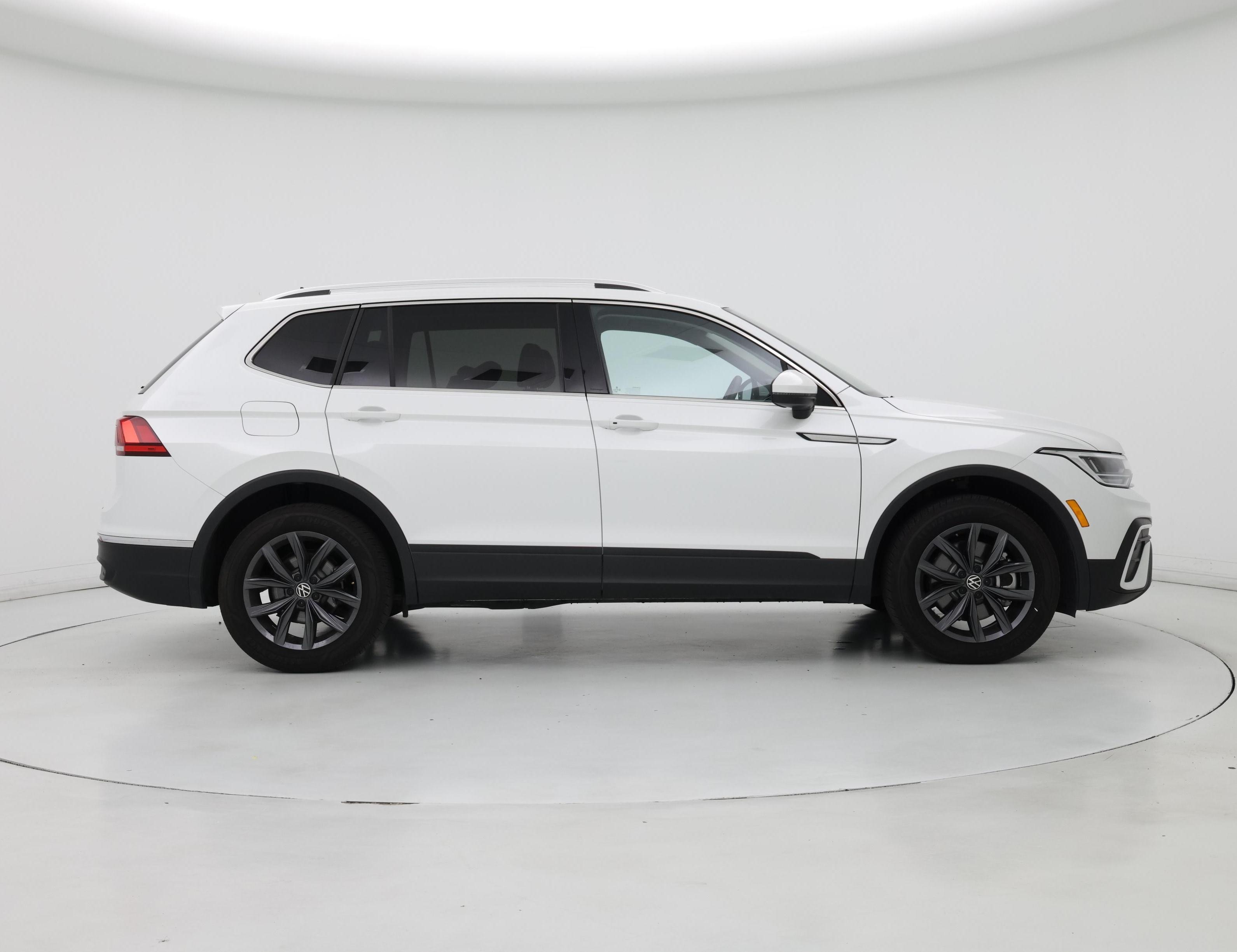 Thumbnail: 2023 Volkswagen Tiguan - 7