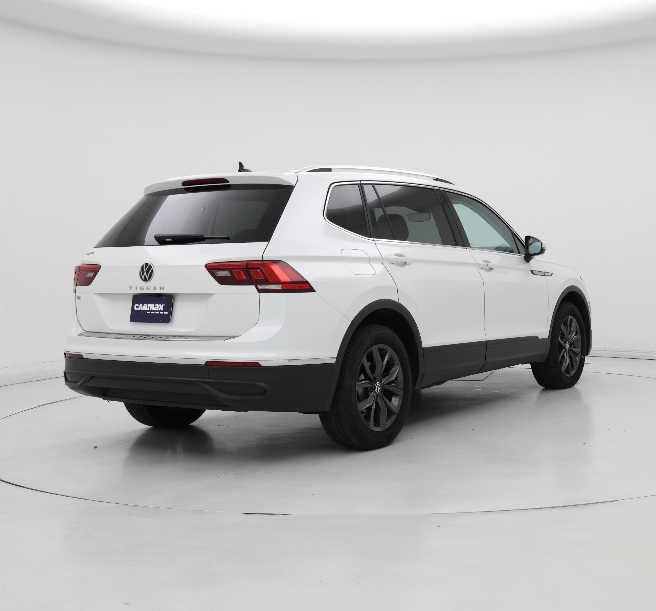 Thumbnail: 2023 Volkswagen Tiguan - 8