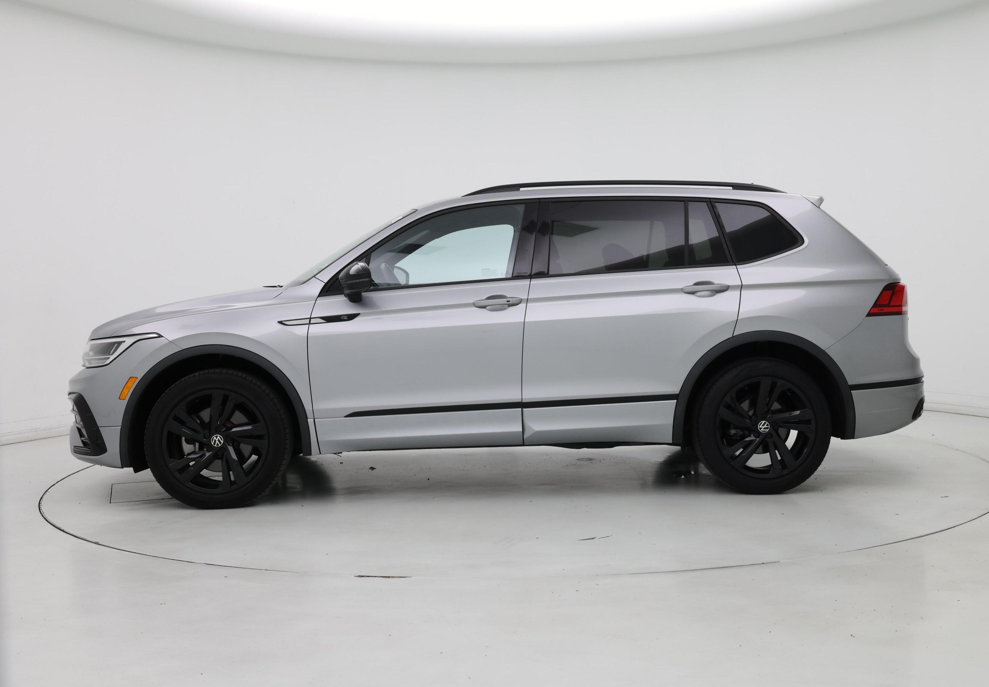 Thumbnail: 2023 Volkswagen Tiguan - 3