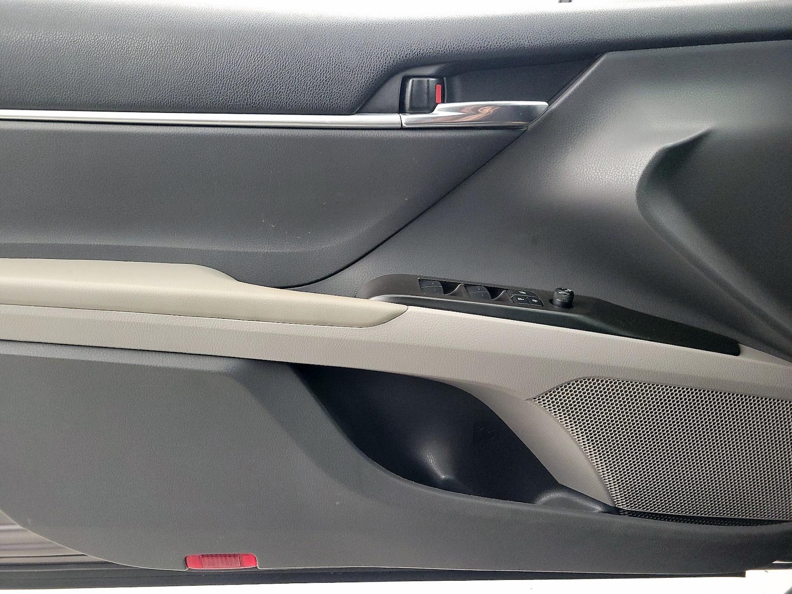 2022 Toyota Camry SE - Photo 13