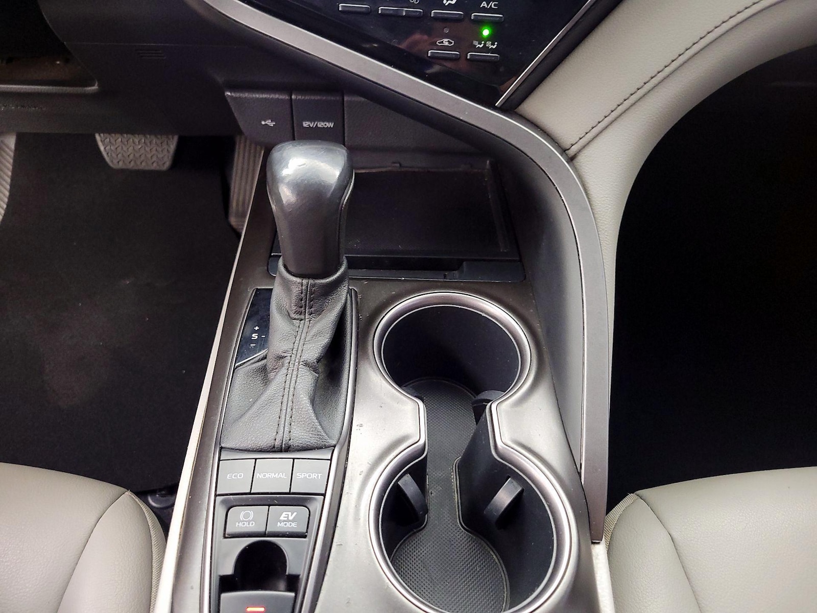 2022 Toyota Camry SE - Photo 18