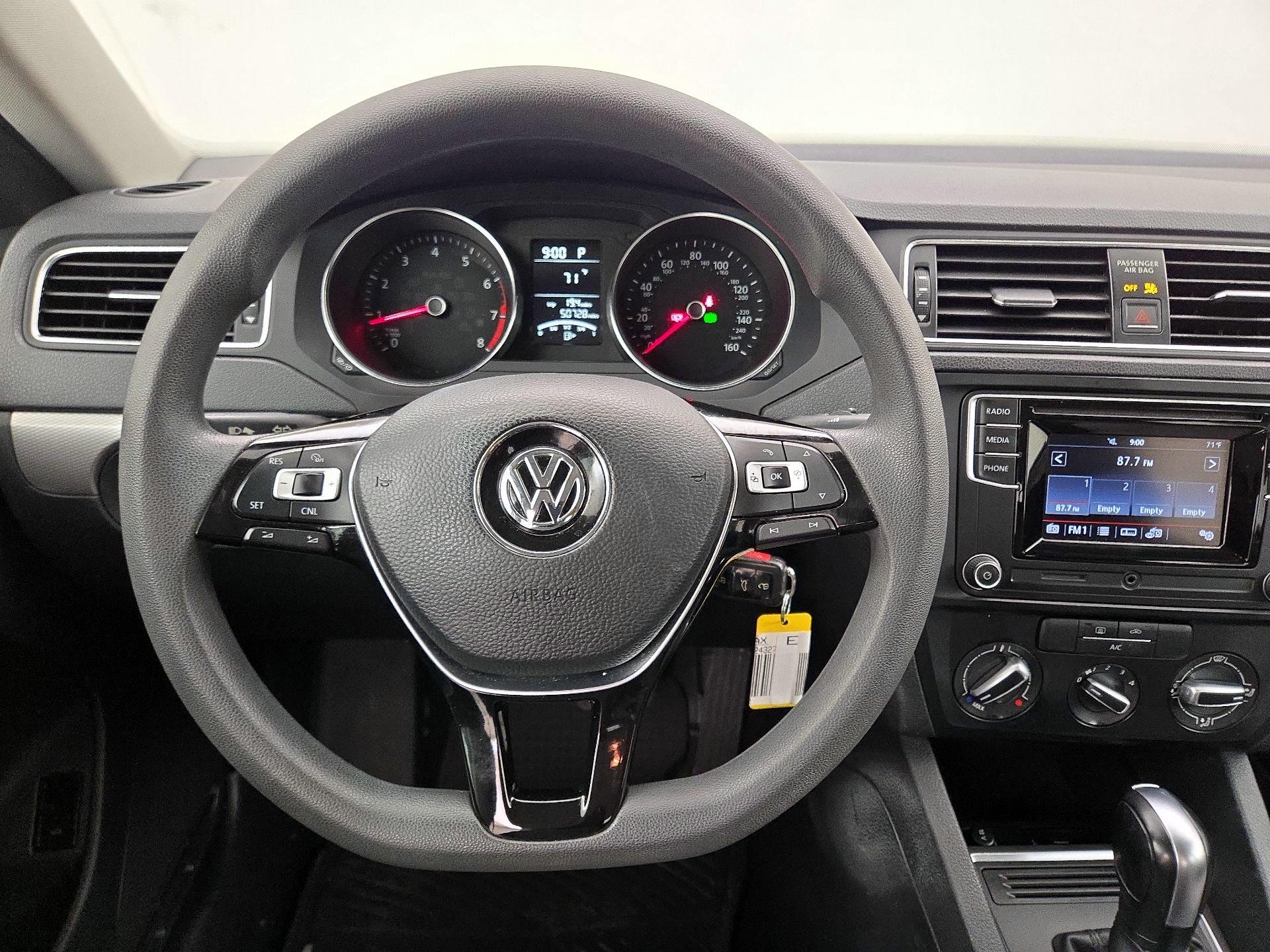 Thumbnail: 2017 Volkswagen Jetta - 10