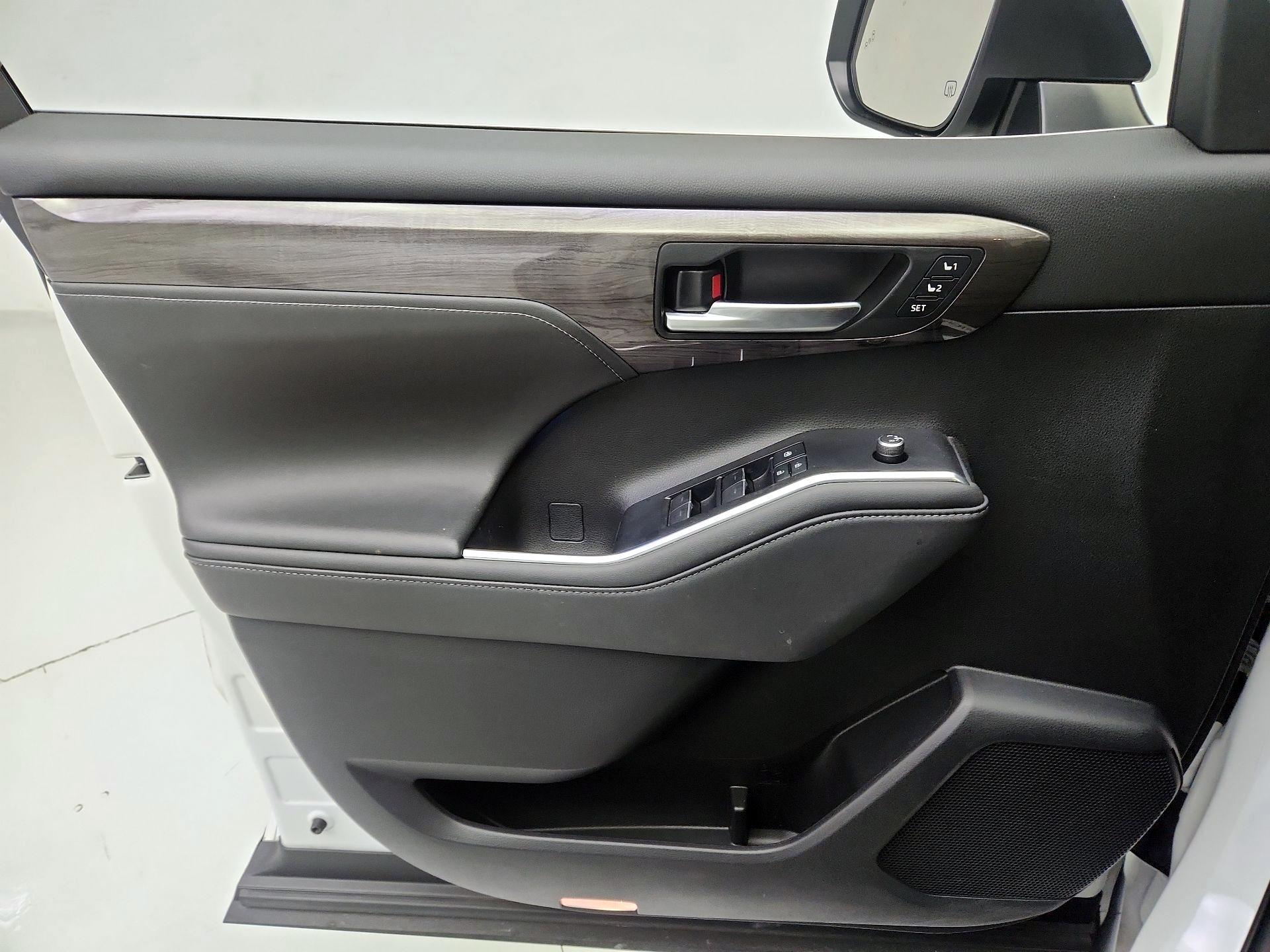 Thumbnail: 2022 Toyota Highlander - 12