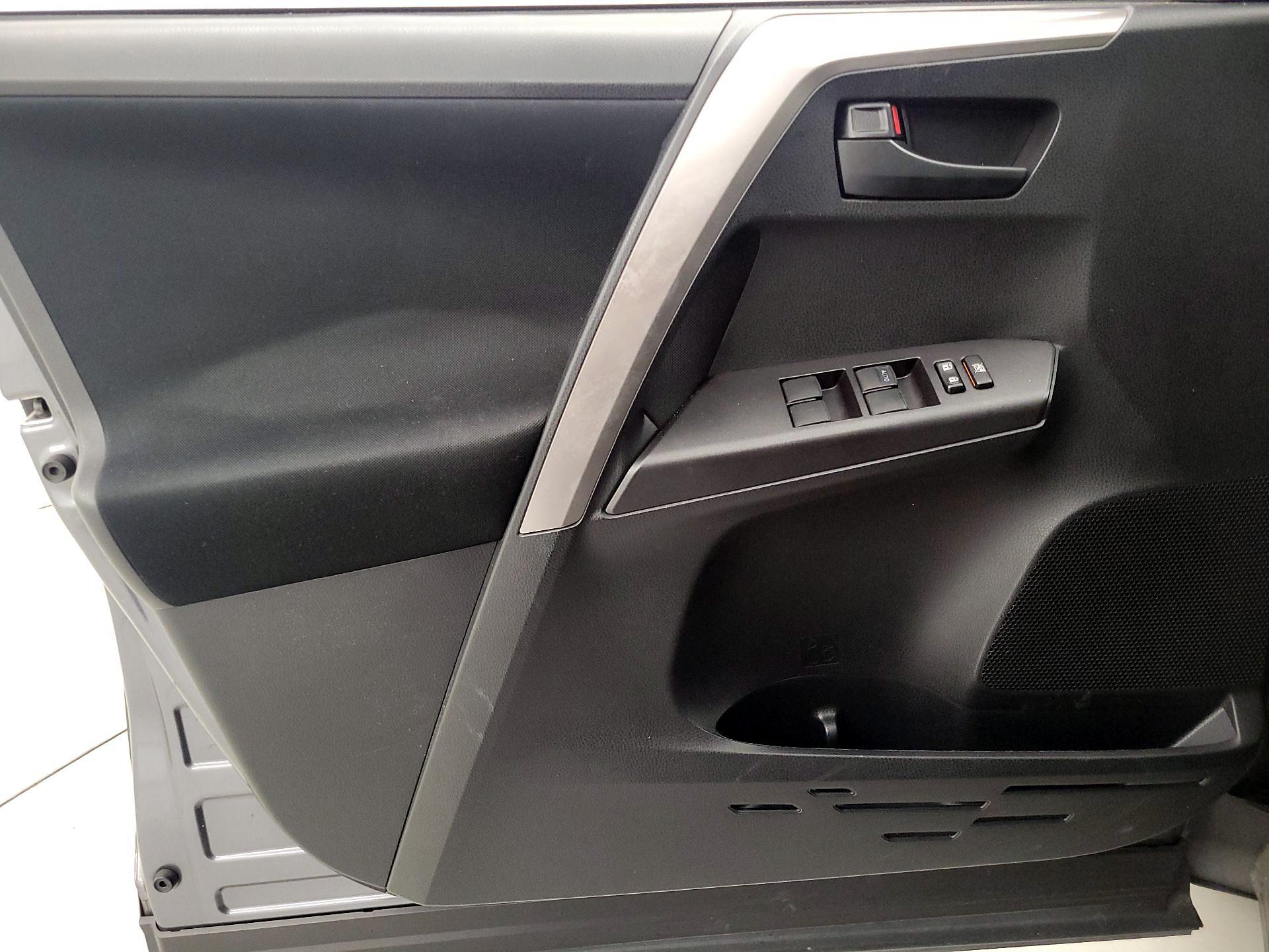 Thumbnail: 2016 Toyota RAV4 - 12