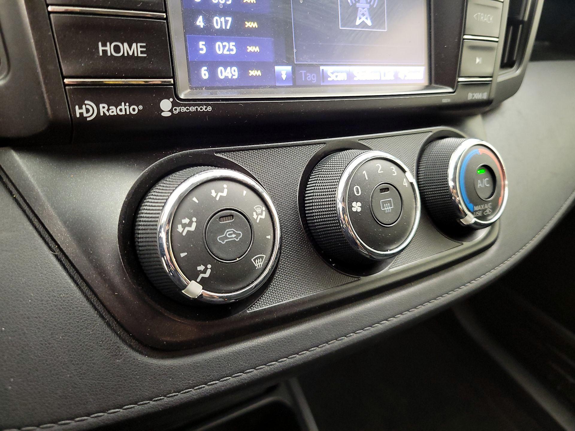 Thumbnail: 2016 Toyota RAV4 - 16