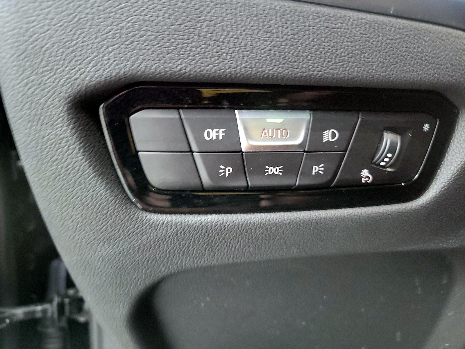 2026 BMW 3 Series 330i - Photo 14