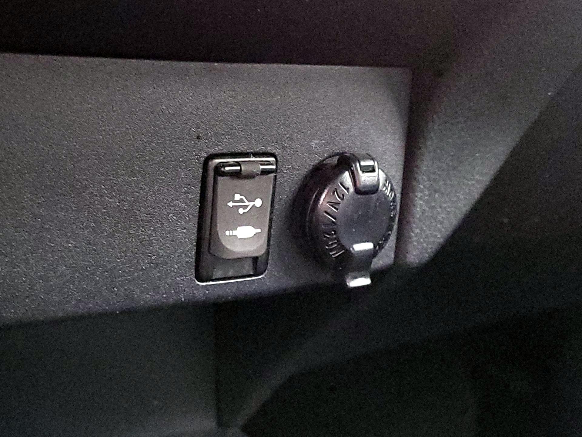 Thumbnail: 2018 Toyota RAV4 - 18