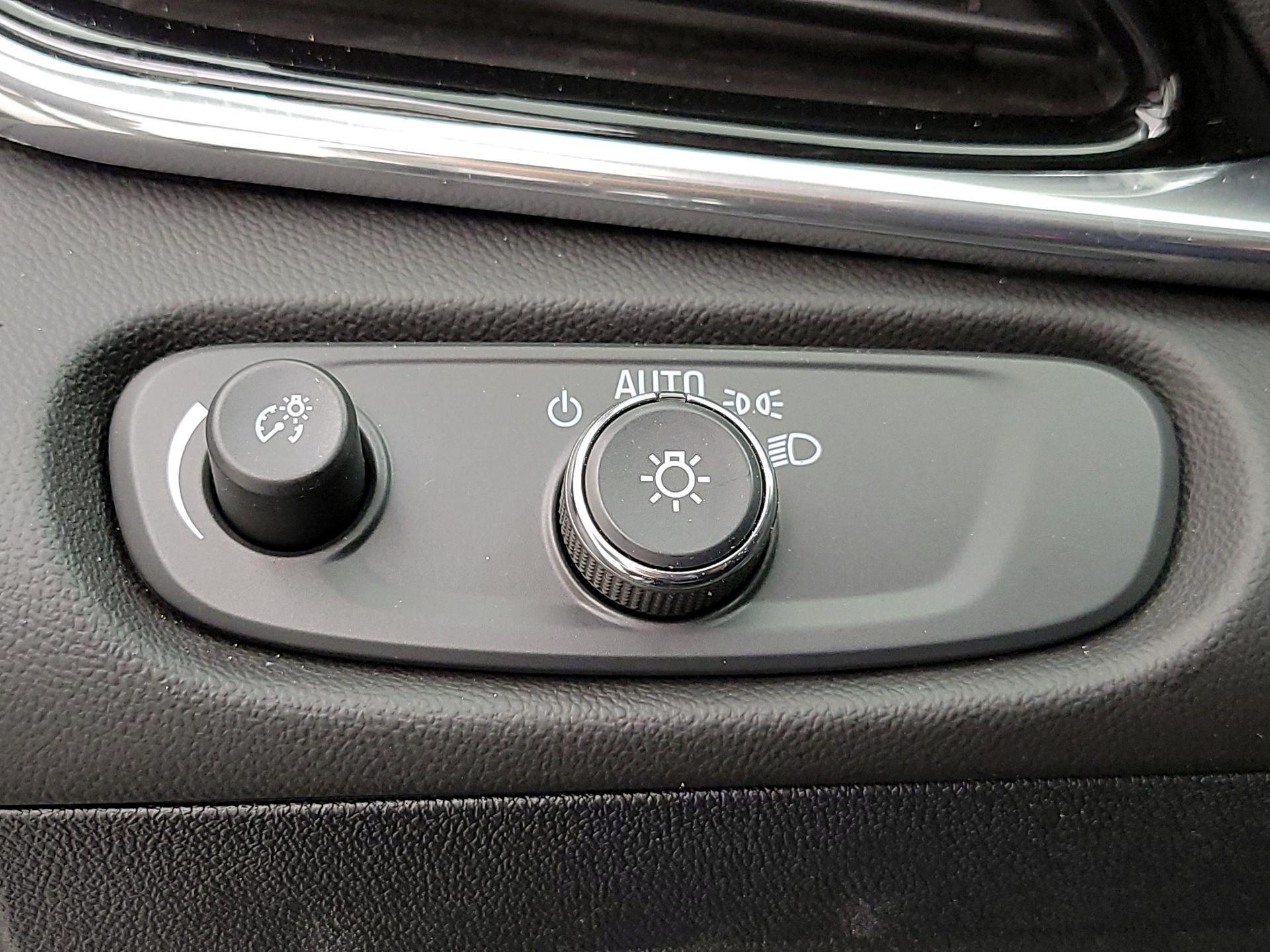 Thumbnail: 2018 Chevrolet Volt - 13