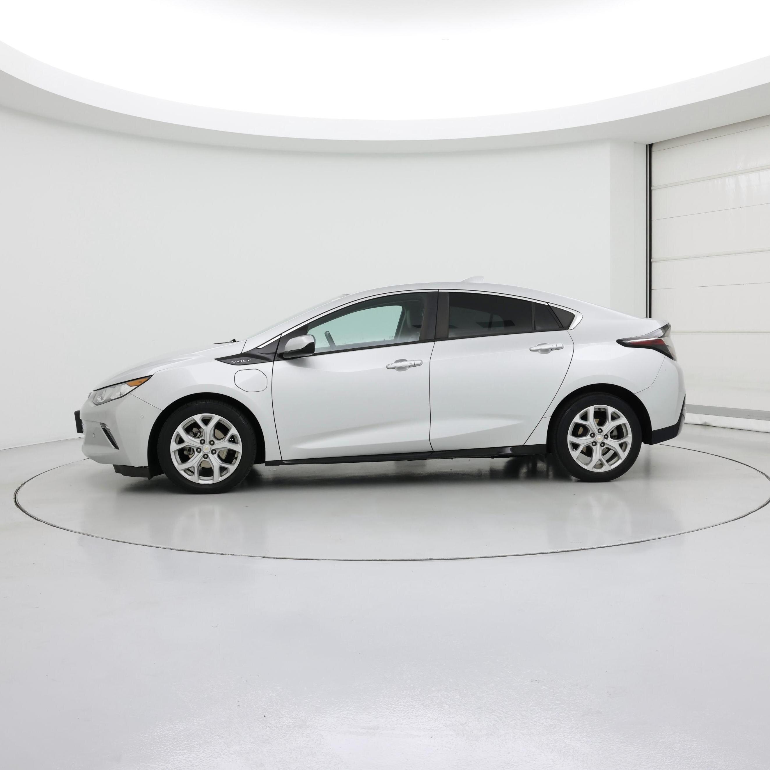 Thumbnail: 2018 Chevrolet Volt - 3