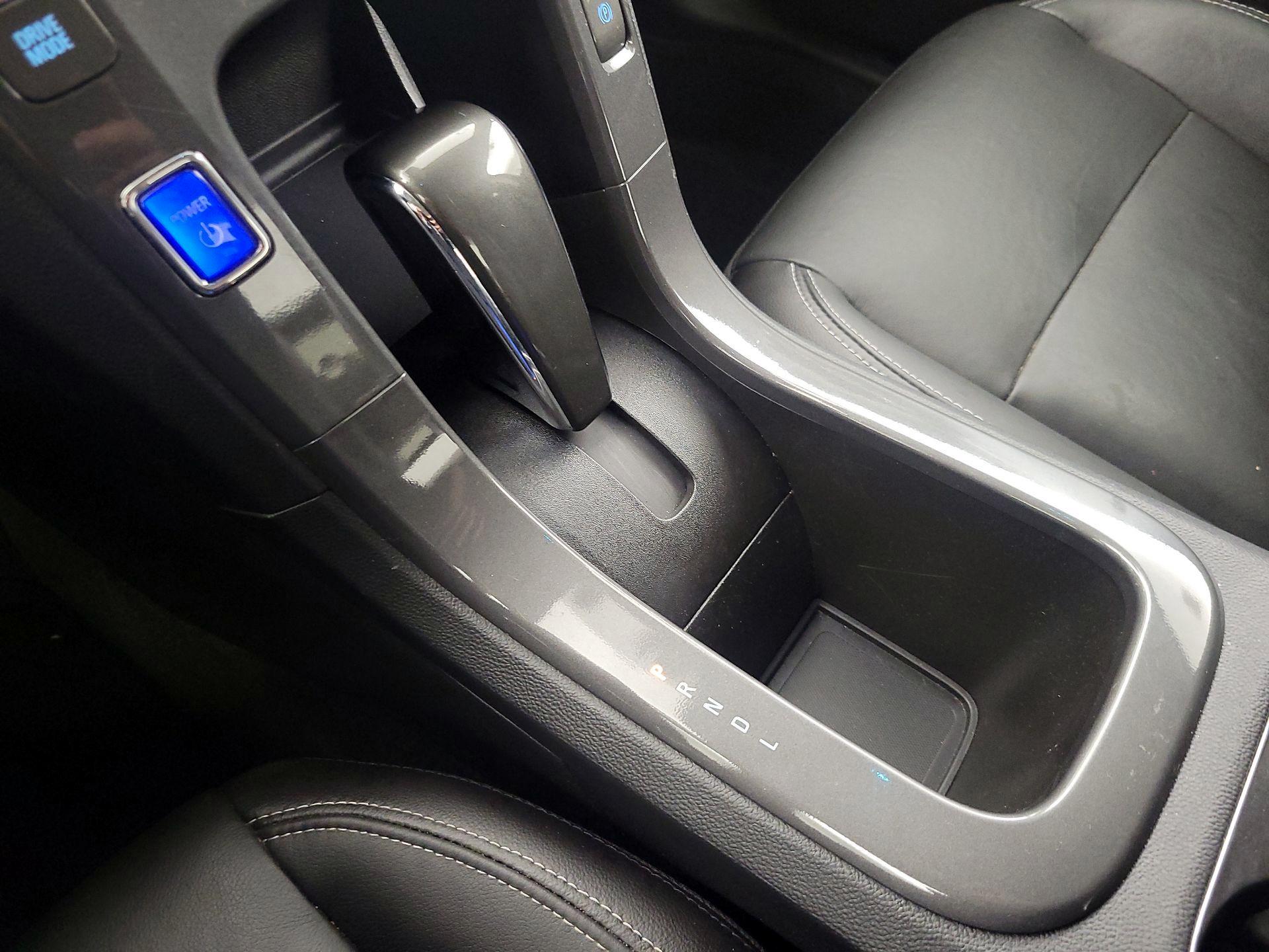 Thumbnail: 2015 Chevrolet Volt - 17