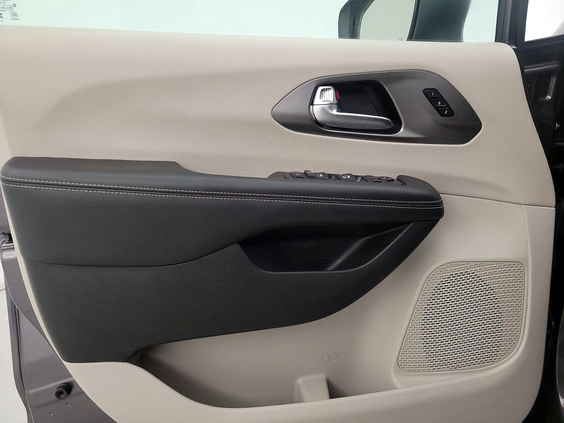 Thumbnail: 2023 Chrysler Pacifica - 12