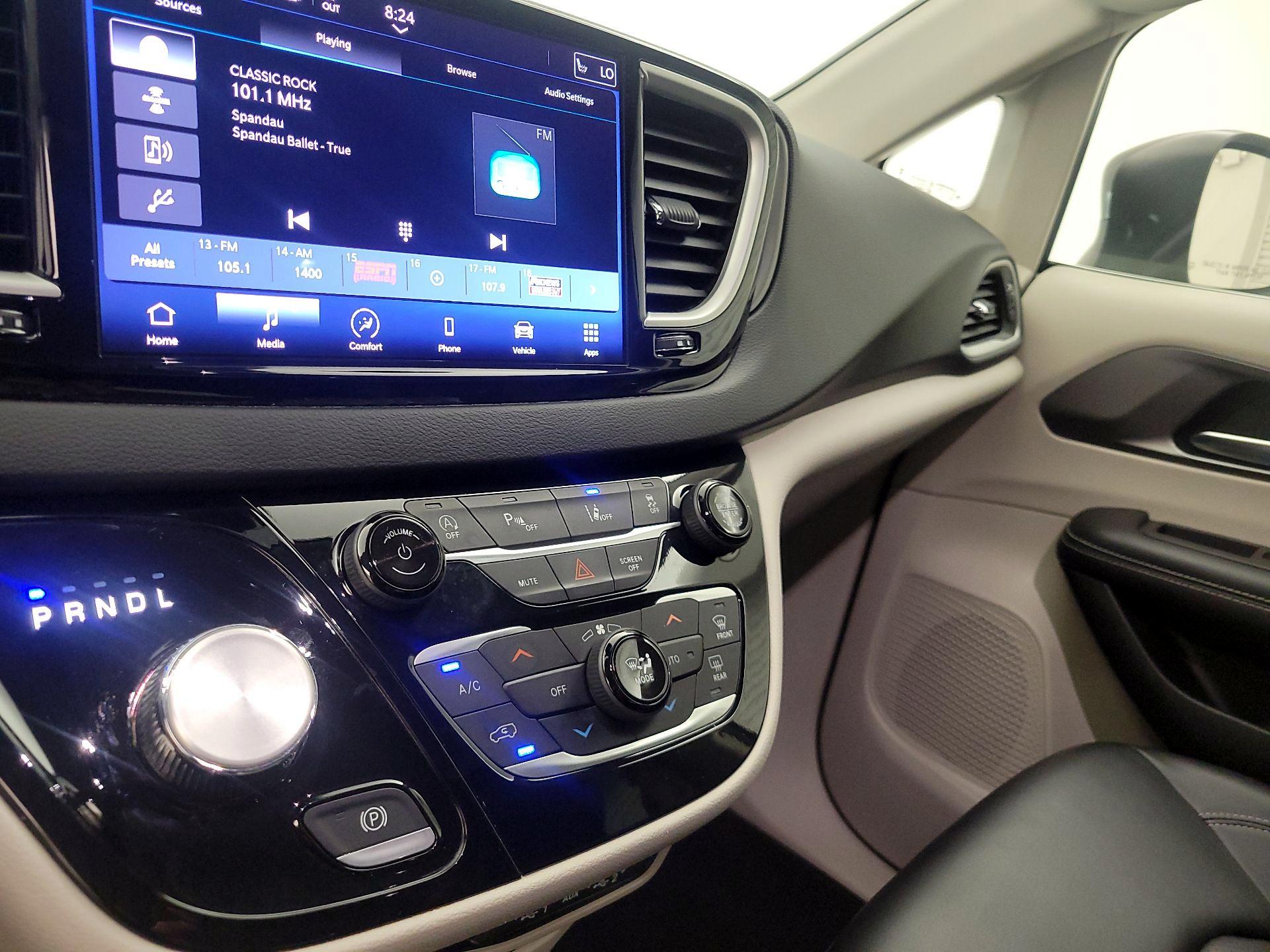 Thumbnail: 2023 Chrysler Pacifica - 16