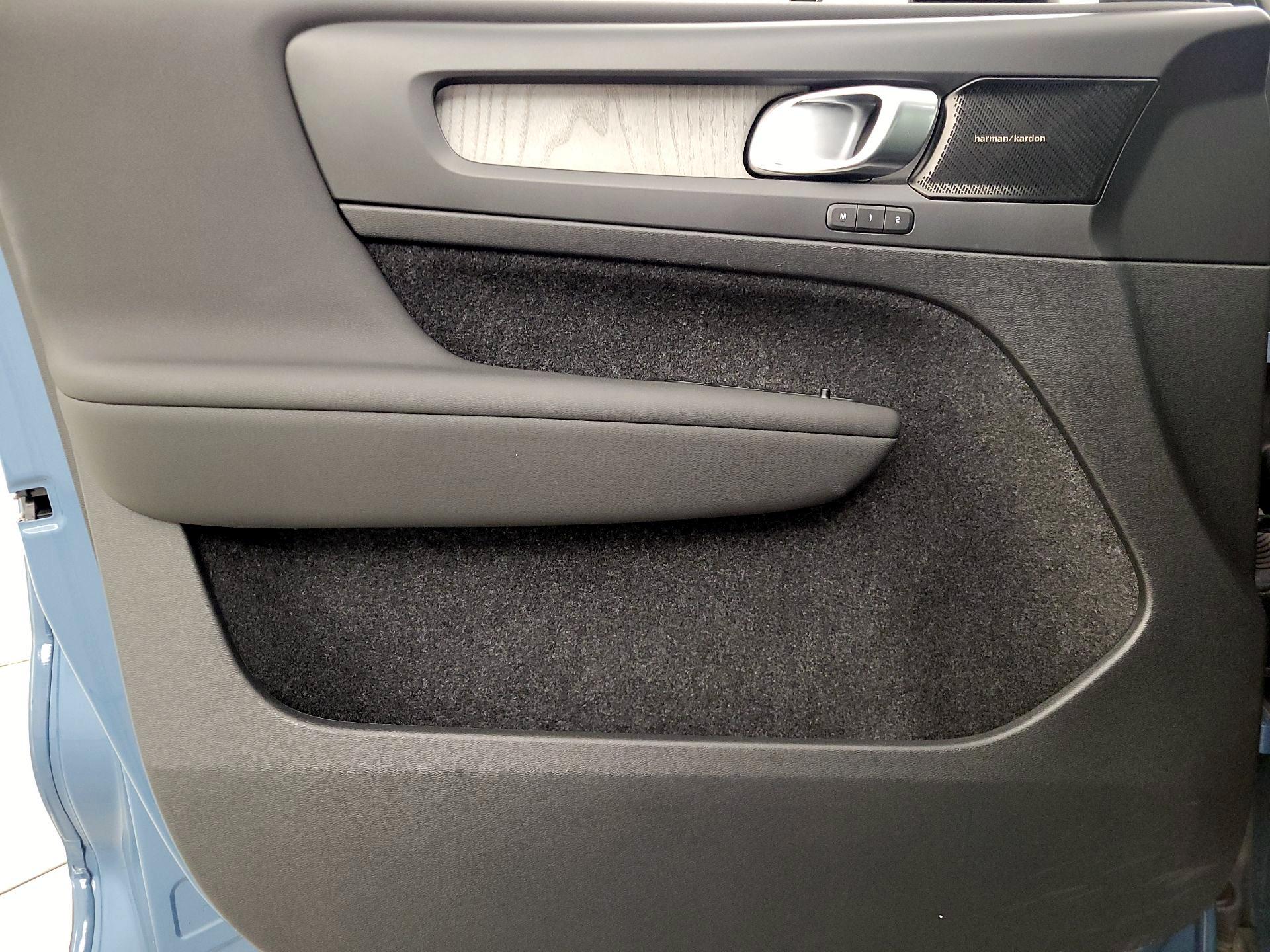 Thumbnail: 2023 Volvo XC40 - 12