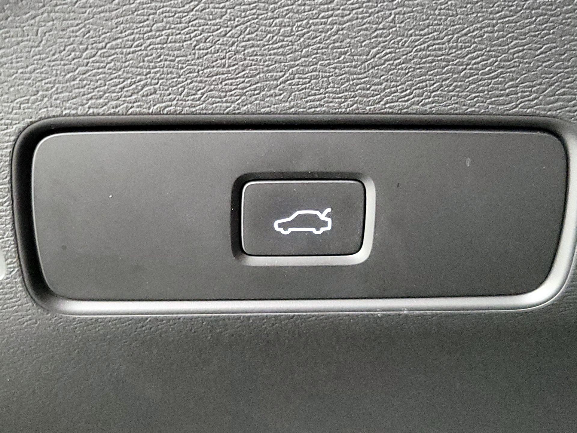 Thumbnail: 2023 Volvo XC40 - 13