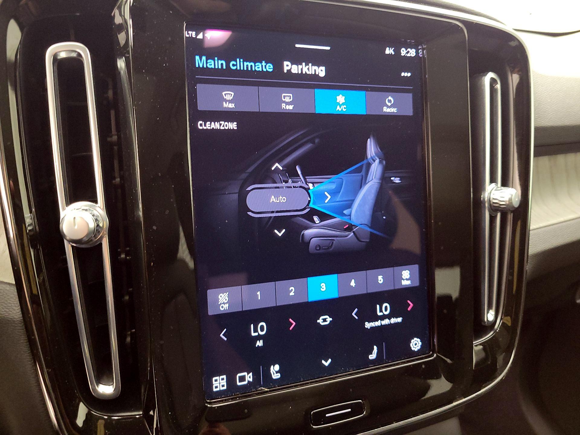 Thumbnail: 2023 Volvo XC40 - 16