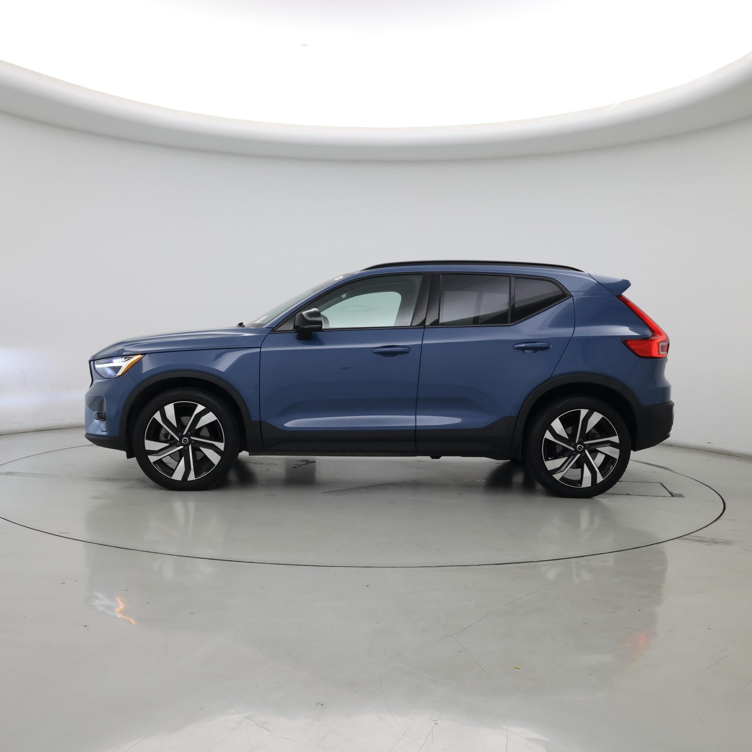 Thumbnail: 2023 Volvo XC40 - 3