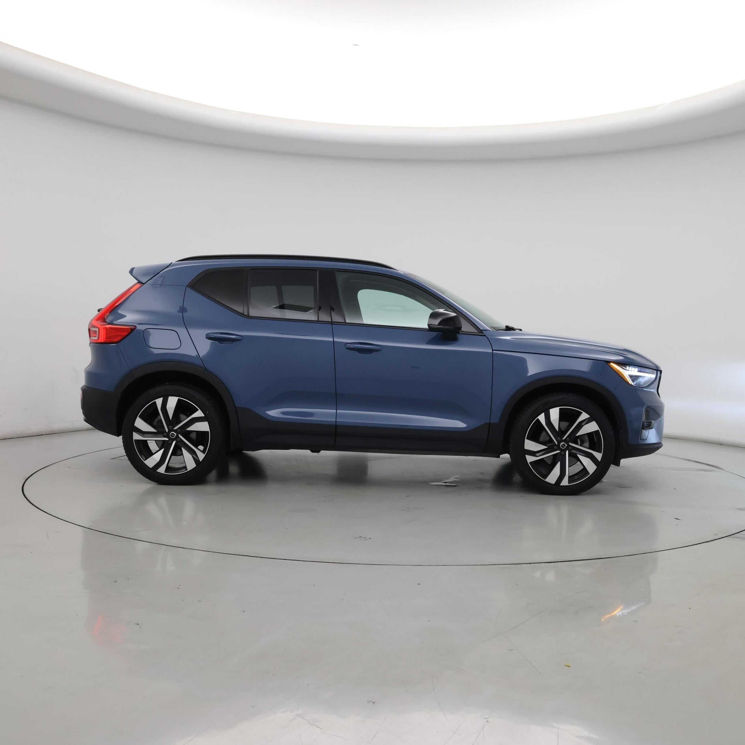 Thumbnail: 2023 Volvo XC40 - 7