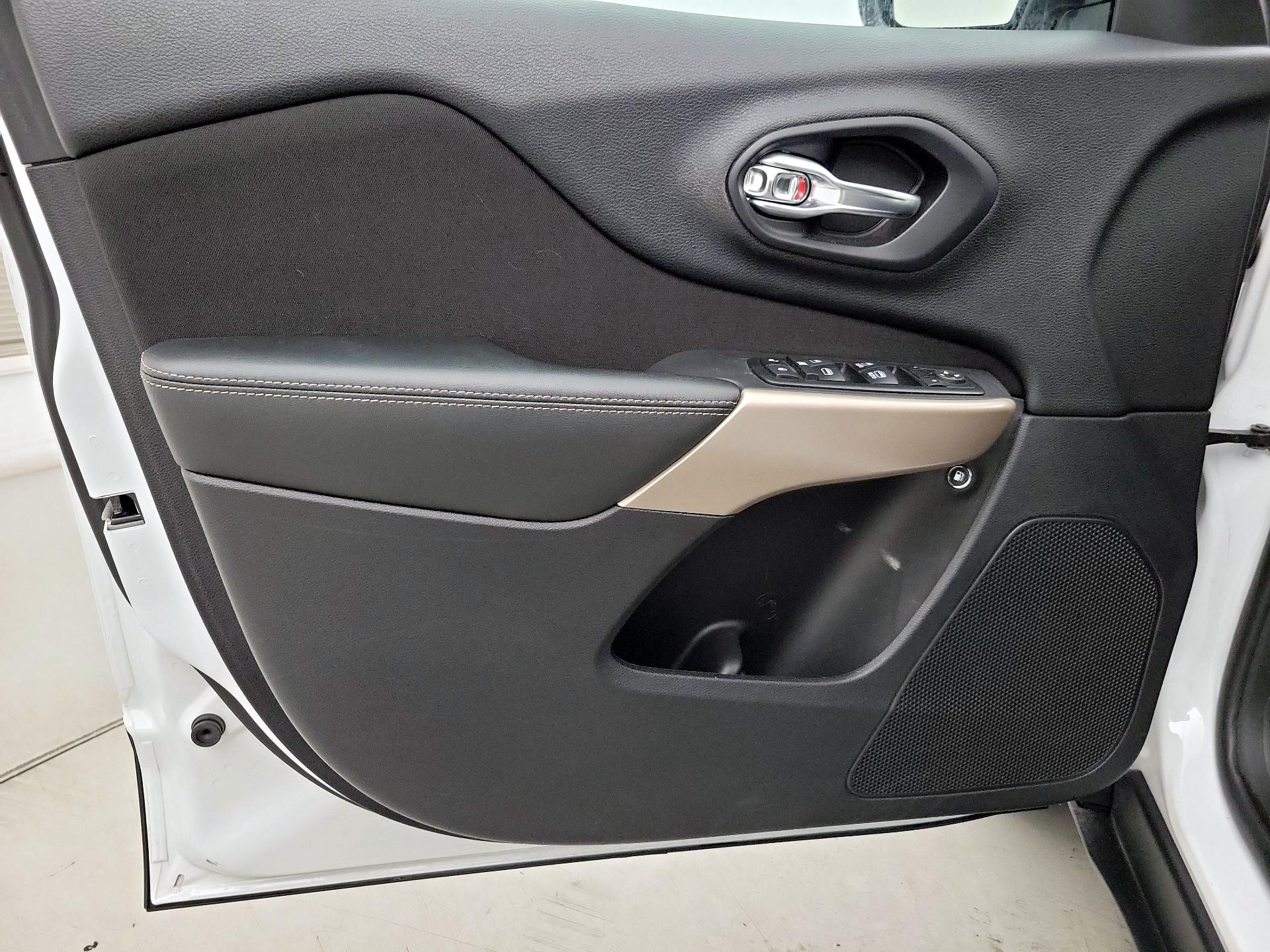 Thumbnail: 2017 Jeep Cherokee - 12