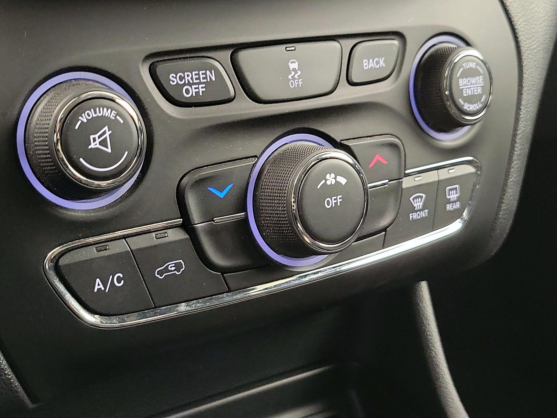 Thumbnail: 2017 Jeep Cherokee - 17