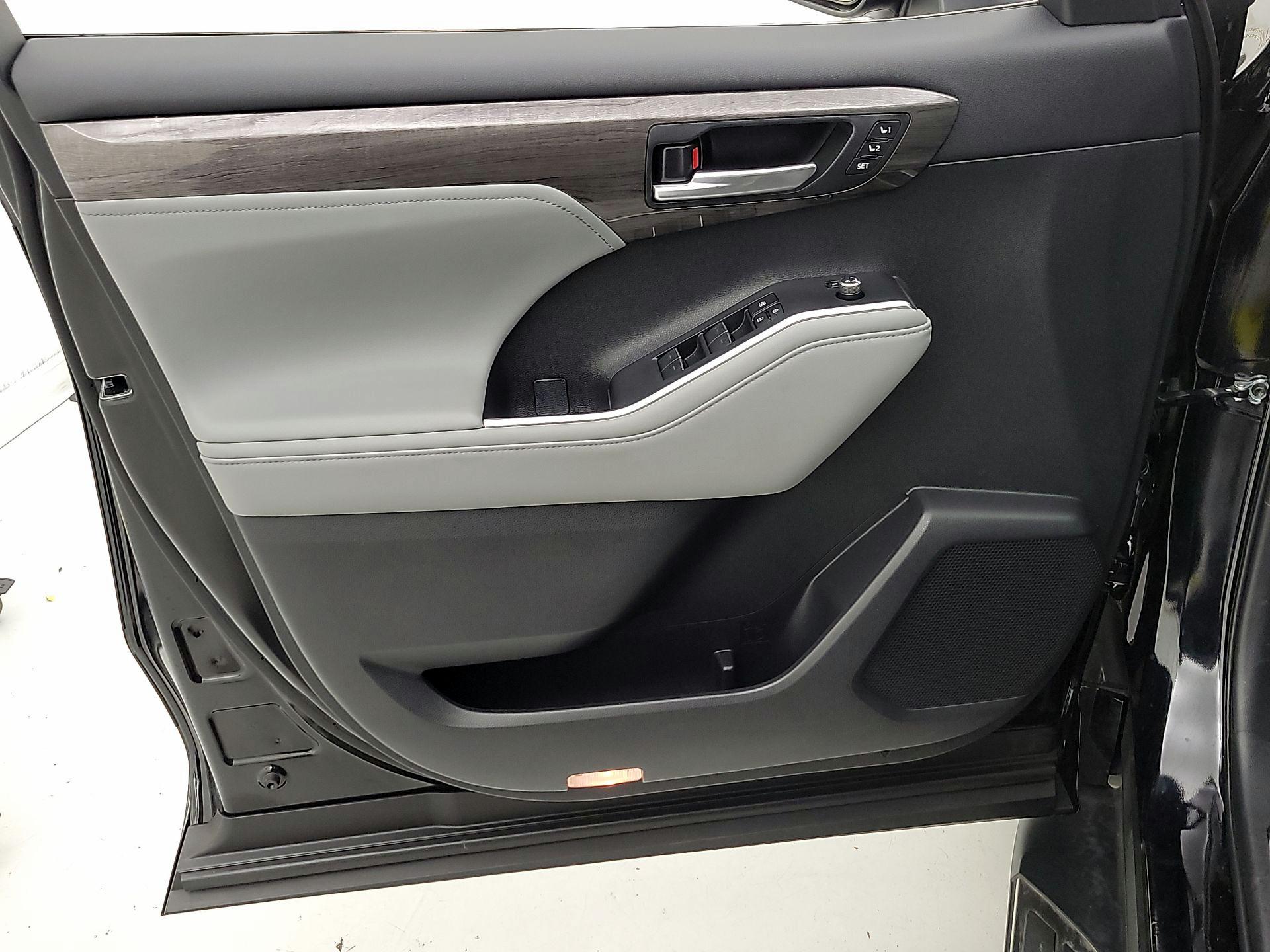 Thumbnail: 2024 Toyota Highlander - 12