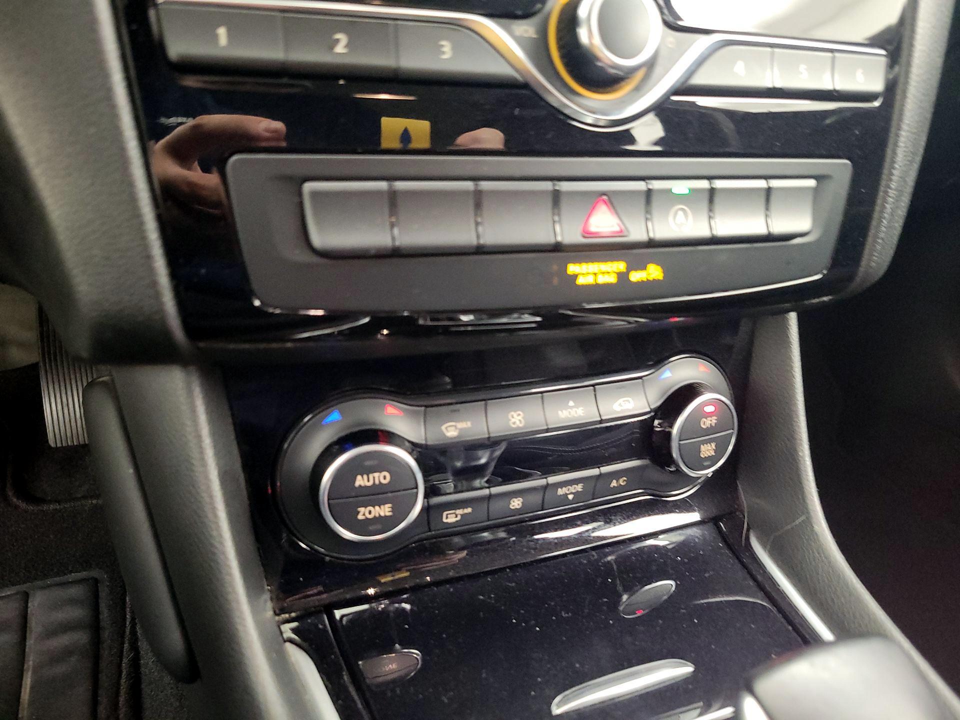 Thumbnail: 2018 INFINITI QX30 - 16