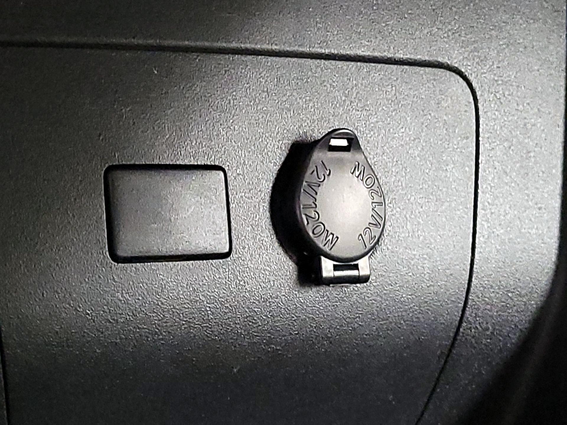 Thumbnail: 2015 Toyota Prius - 18