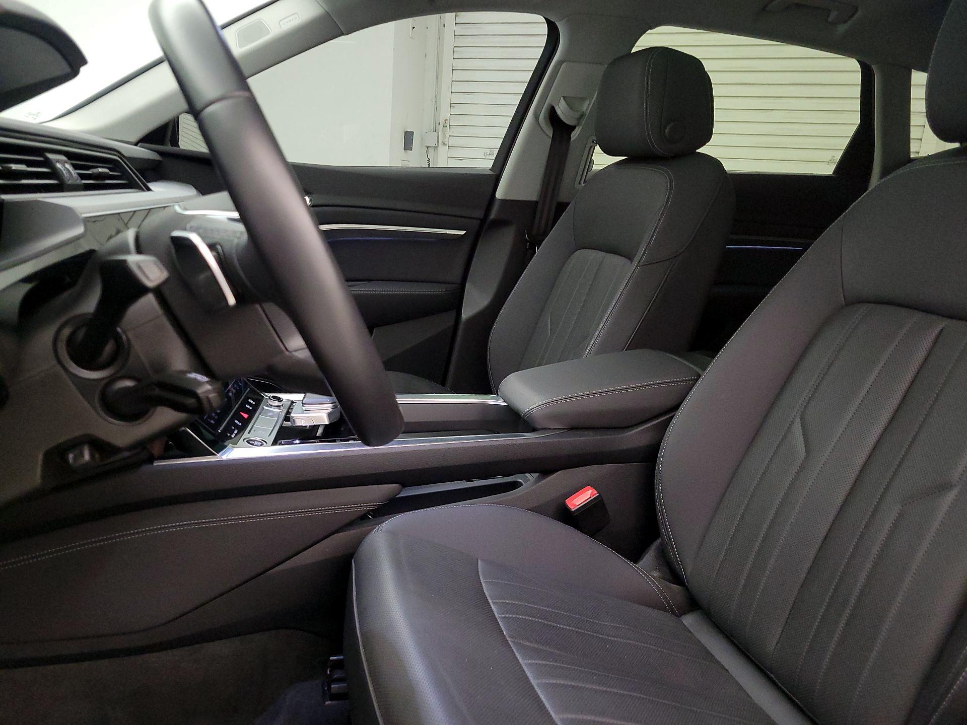 Thumbnail: 2022 Audi e-tron - 11