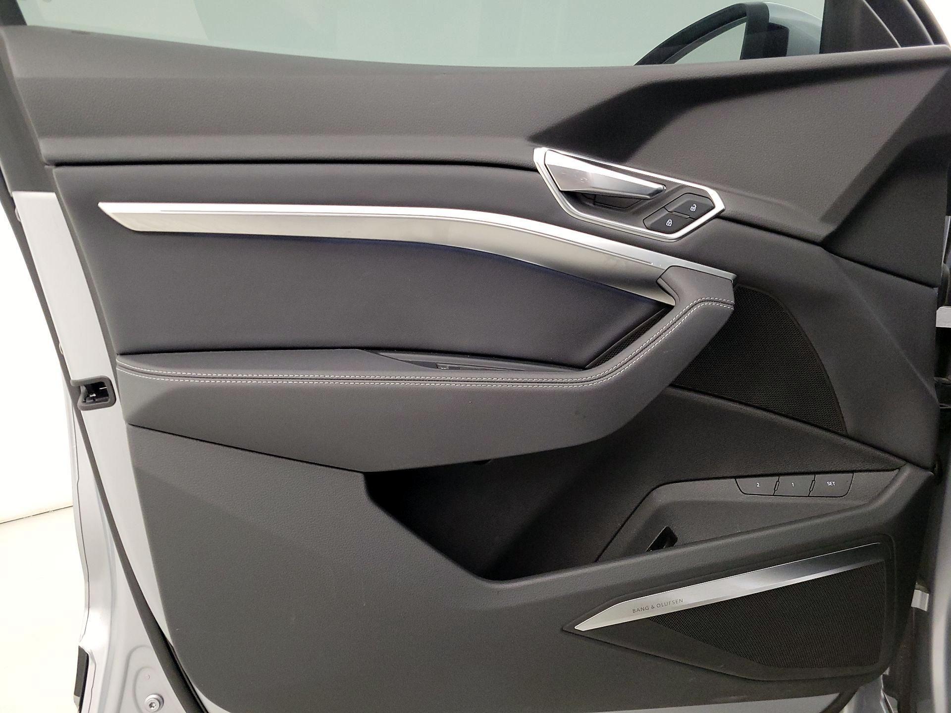 Thumbnail: 2022 Audi e-tron - 12