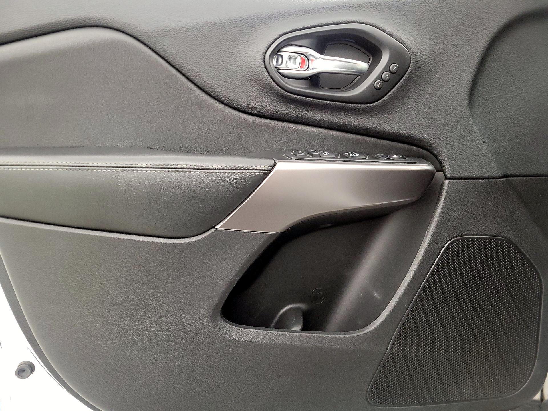 Thumbnail: 2019 Jeep Cherokee - 12