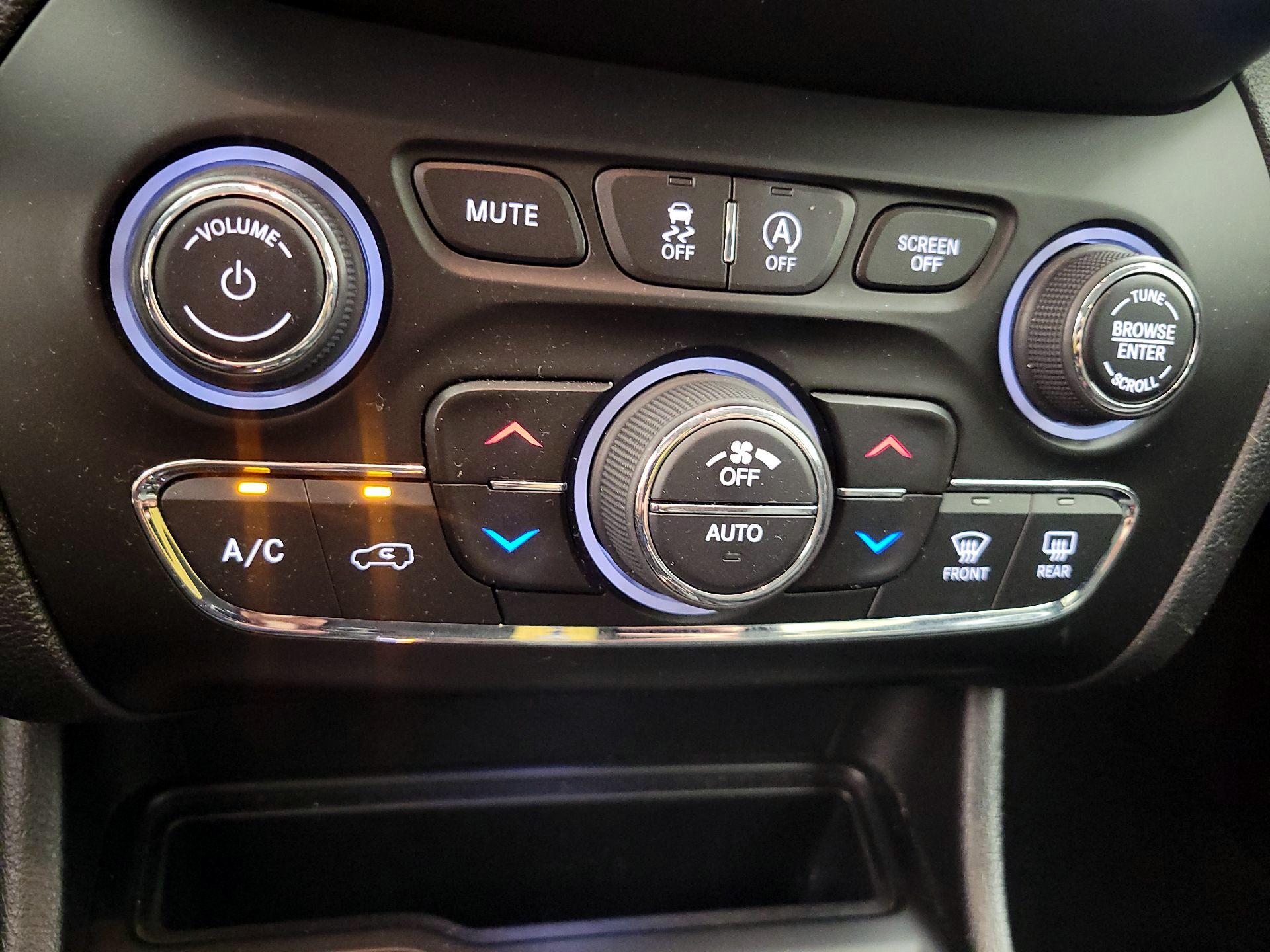 Thumbnail: 2019 Jeep Cherokee - 16