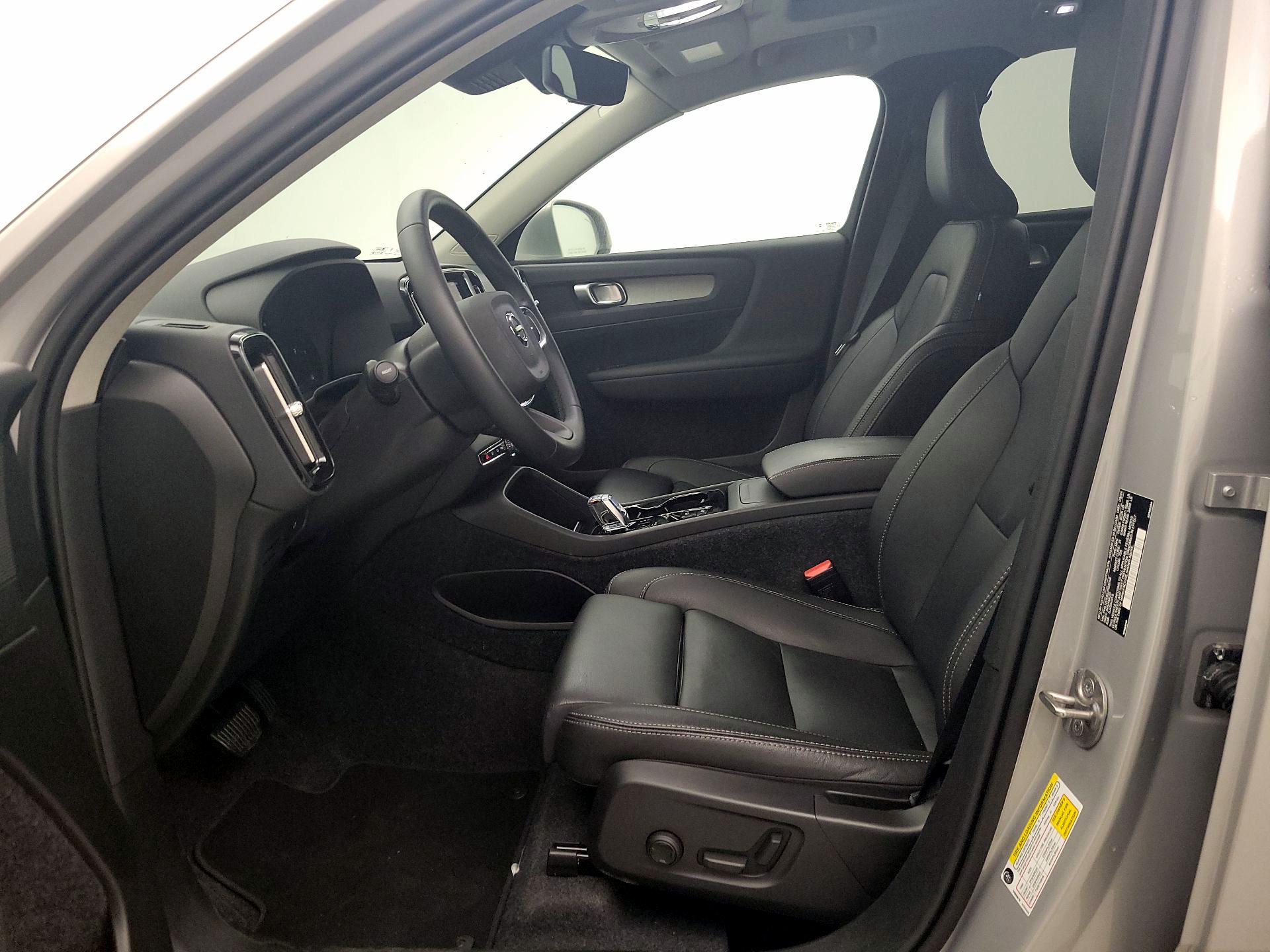 Thumbnail: 2025 Volvo XC40 - 11