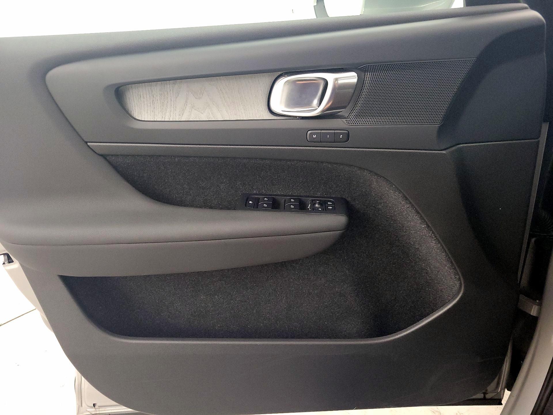 Thumbnail: 2025 Volvo XC40 - 12