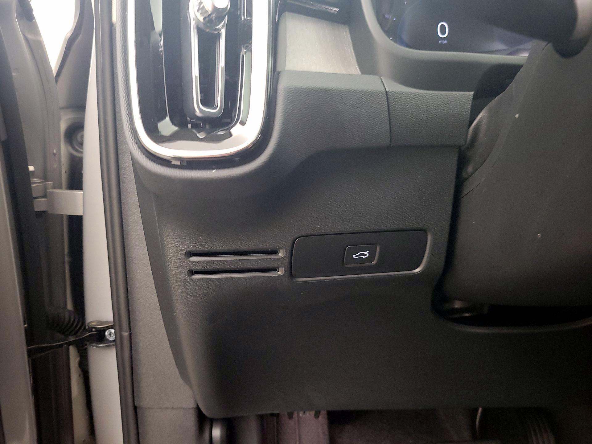 Thumbnail: 2025 Volvo XC40 - 13