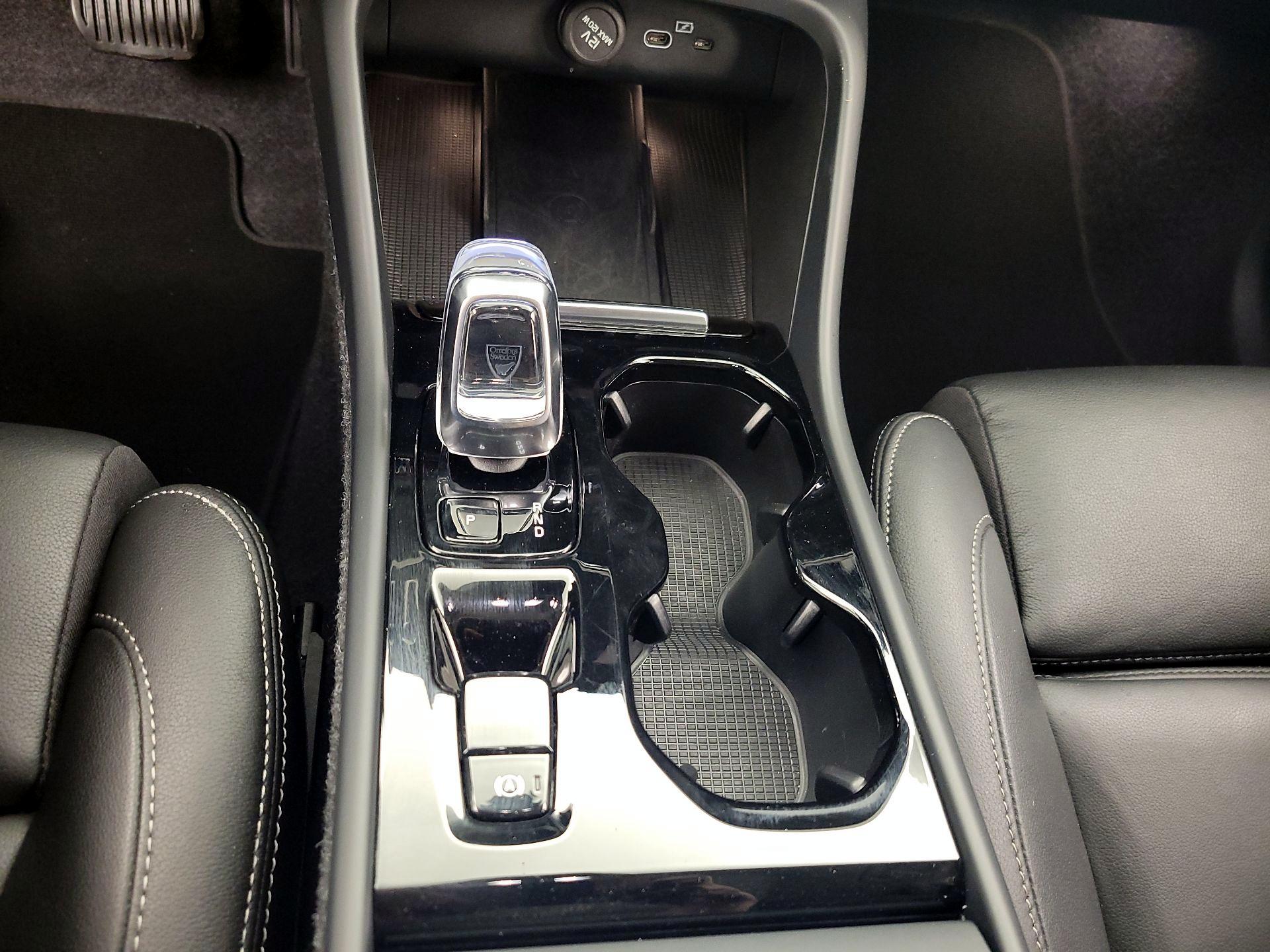 Thumbnail: 2025 Volvo XC40 - 17