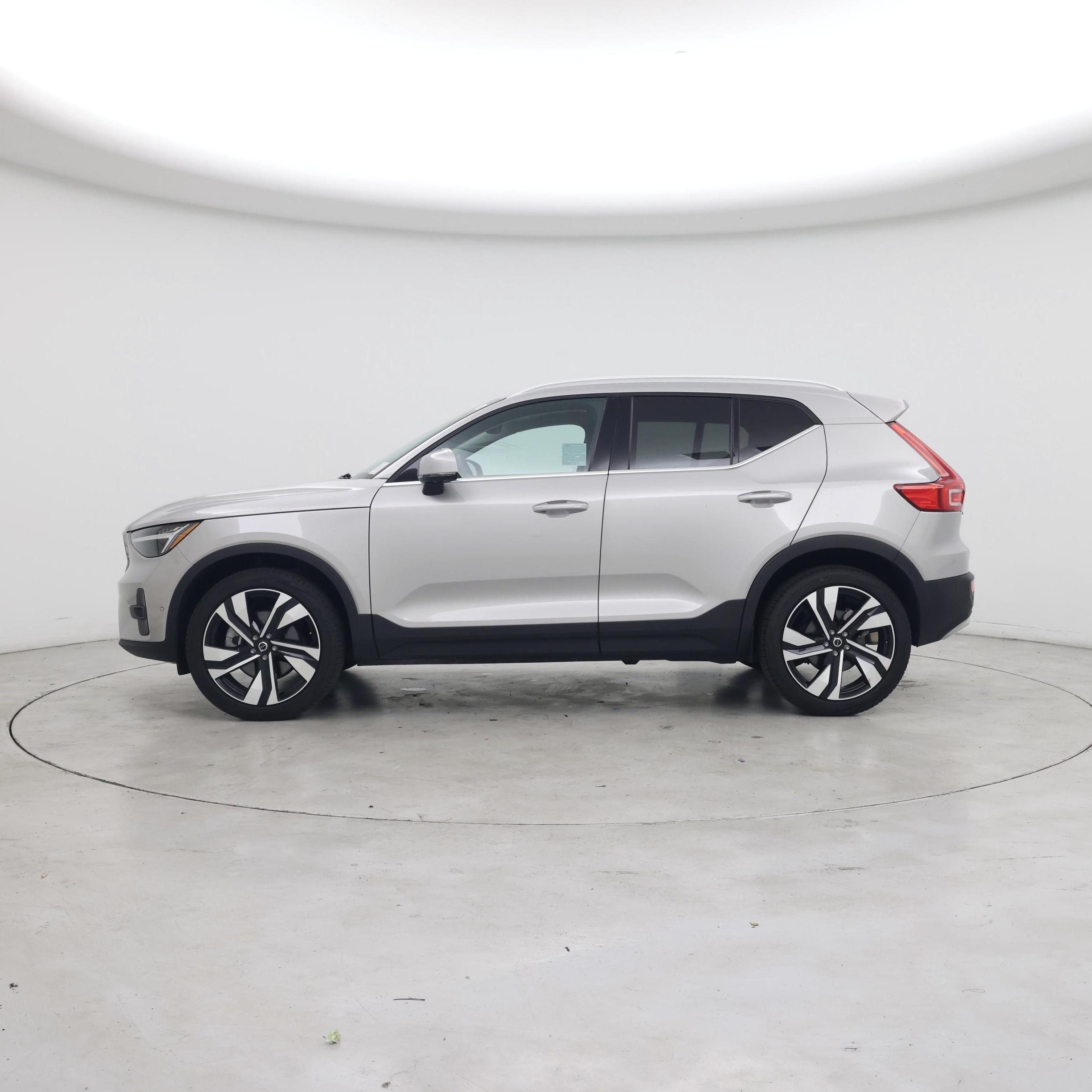 Thumbnail: 2025 Volvo XC40 - 3