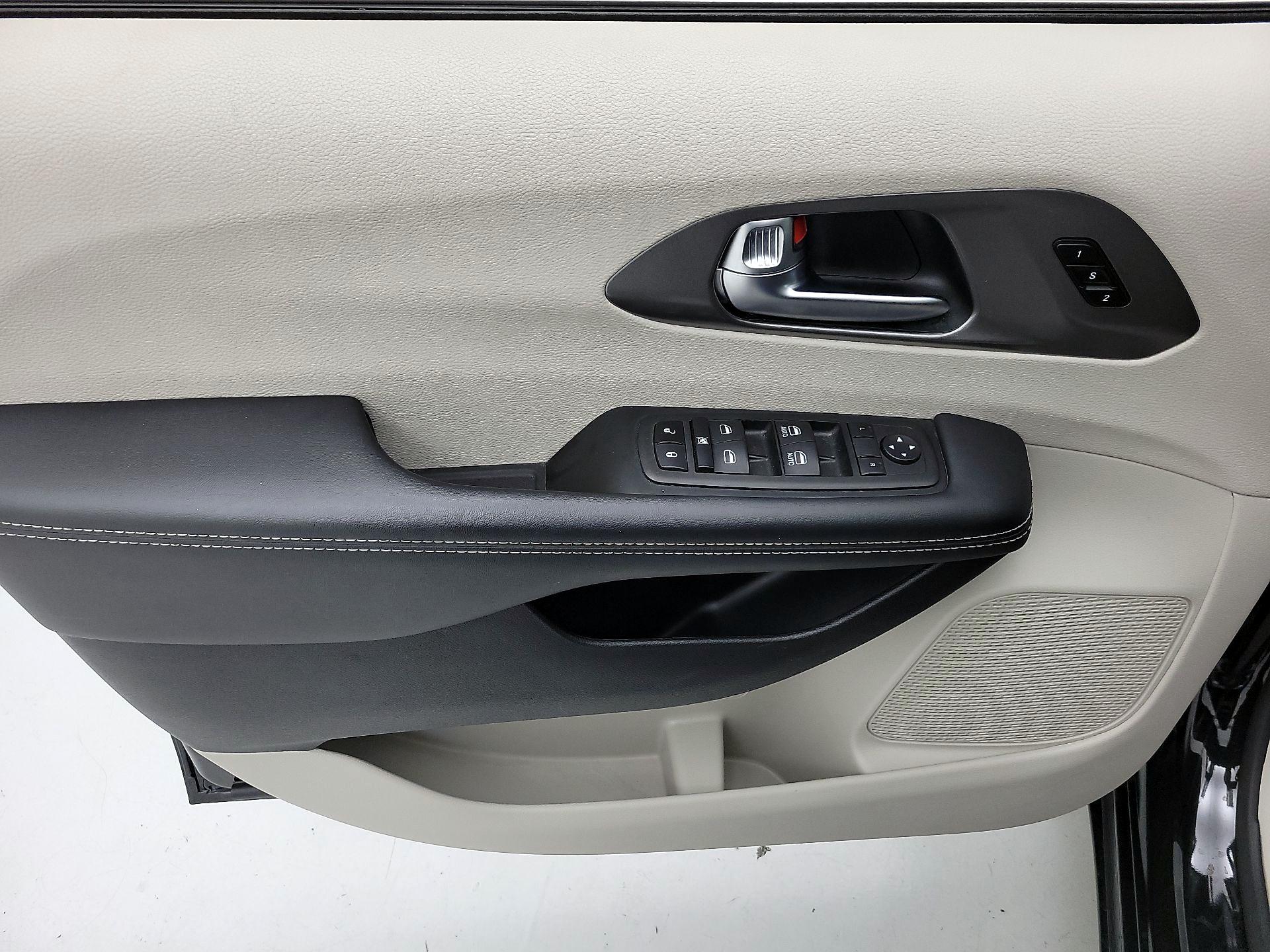 Thumbnail: 2023 Chrysler Pacifica - 12