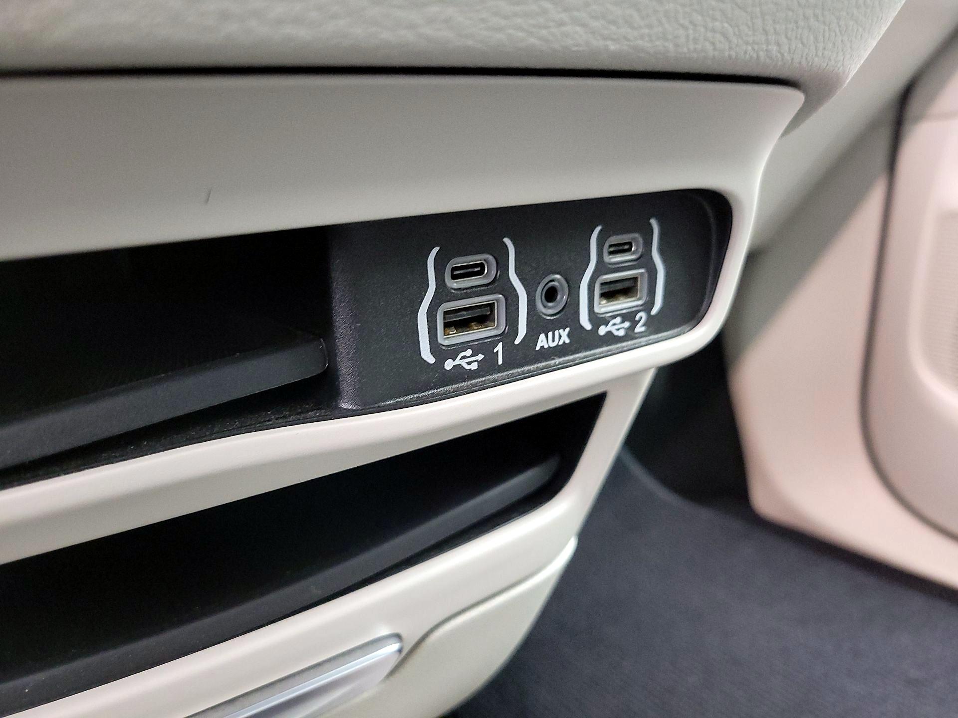 Thumbnail: 2023 Chrysler Pacifica - 18