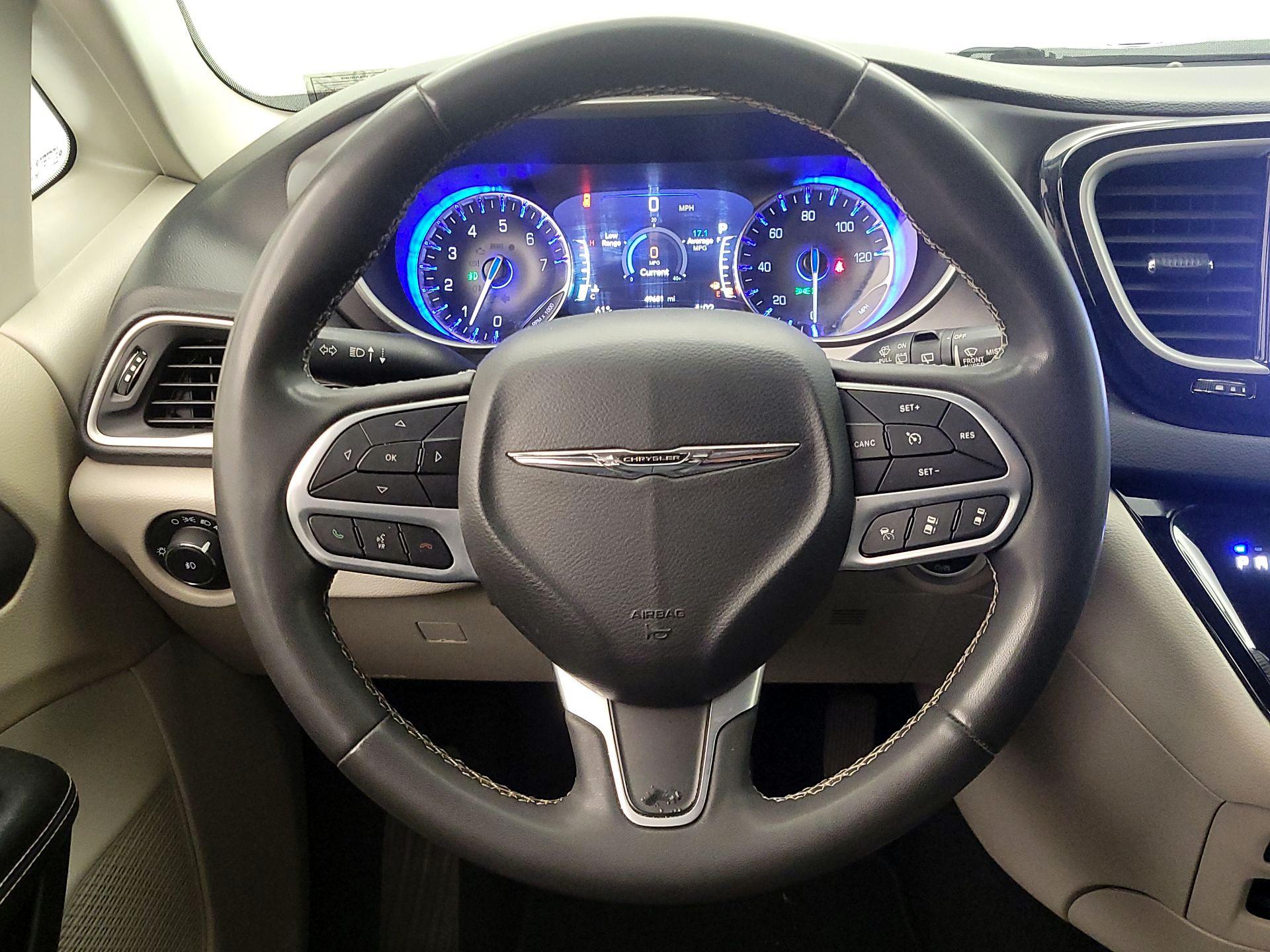 Thumbnail: 2022 Chrysler Pacifica - 10