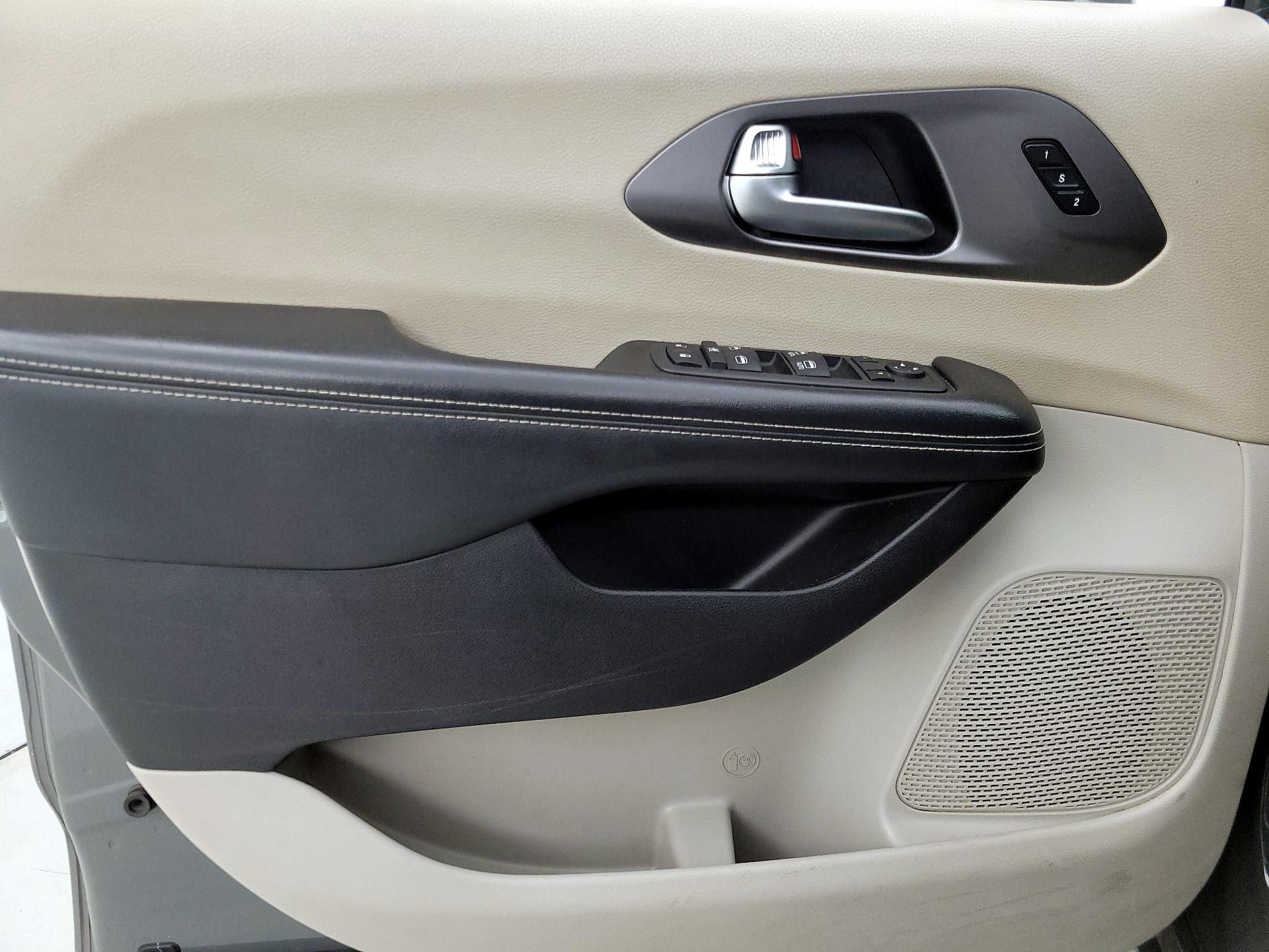 Thumbnail: 2022 Chrysler Pacifica - 12