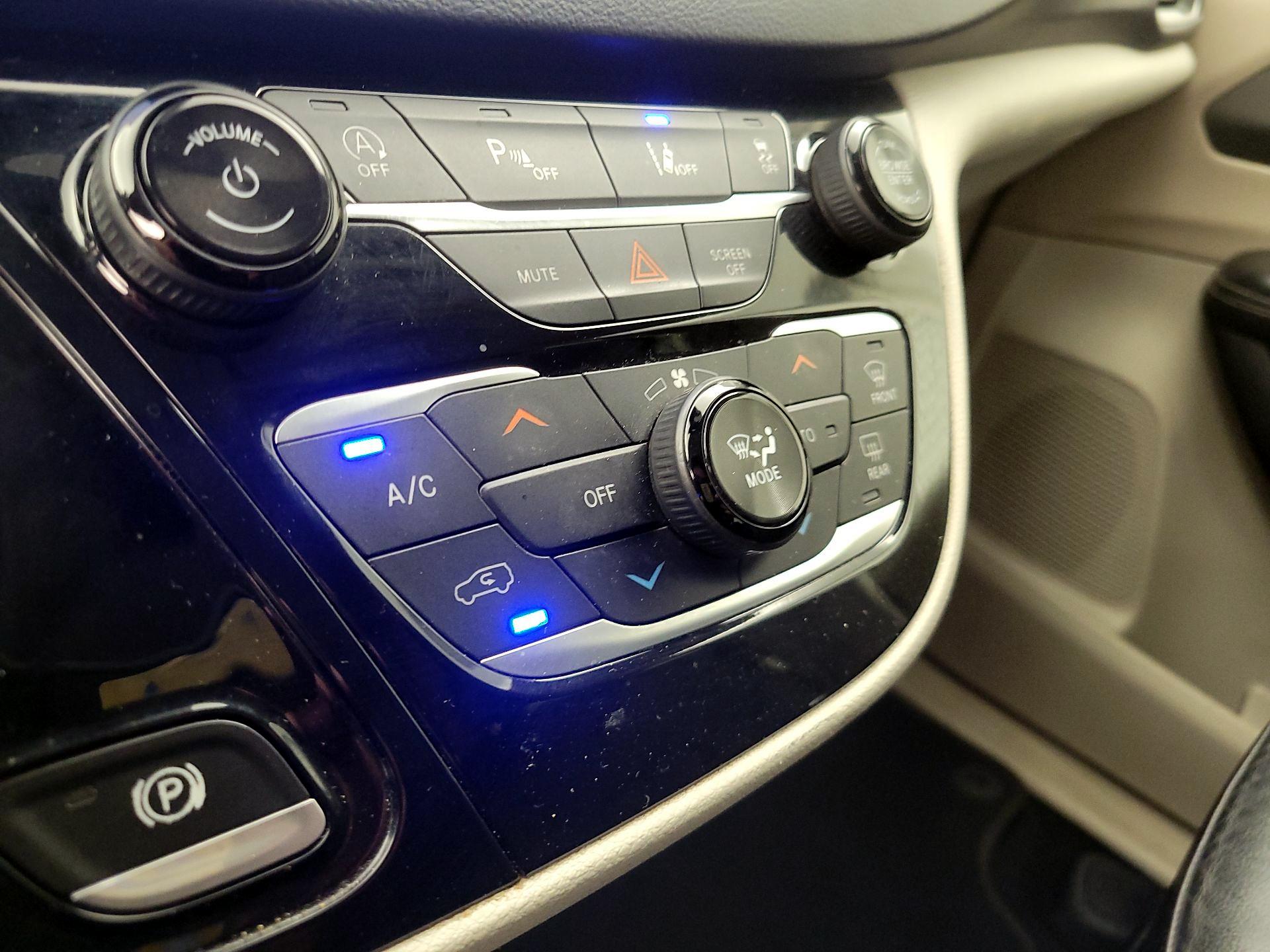 Thumbnail: 2022 Chrysler Pacifica - 16