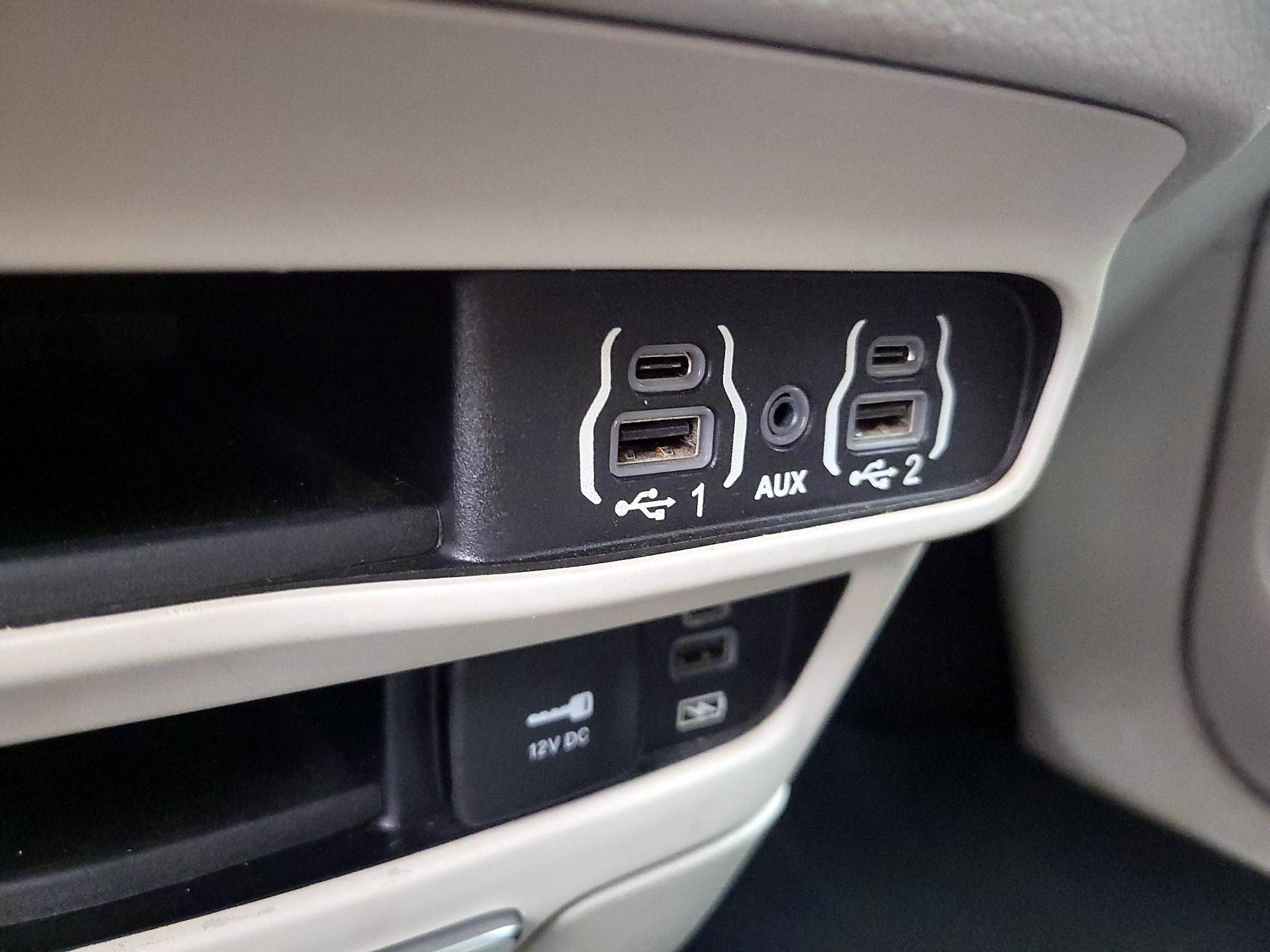 Thumbnail: 2022 Chrysler Pacifica - 18