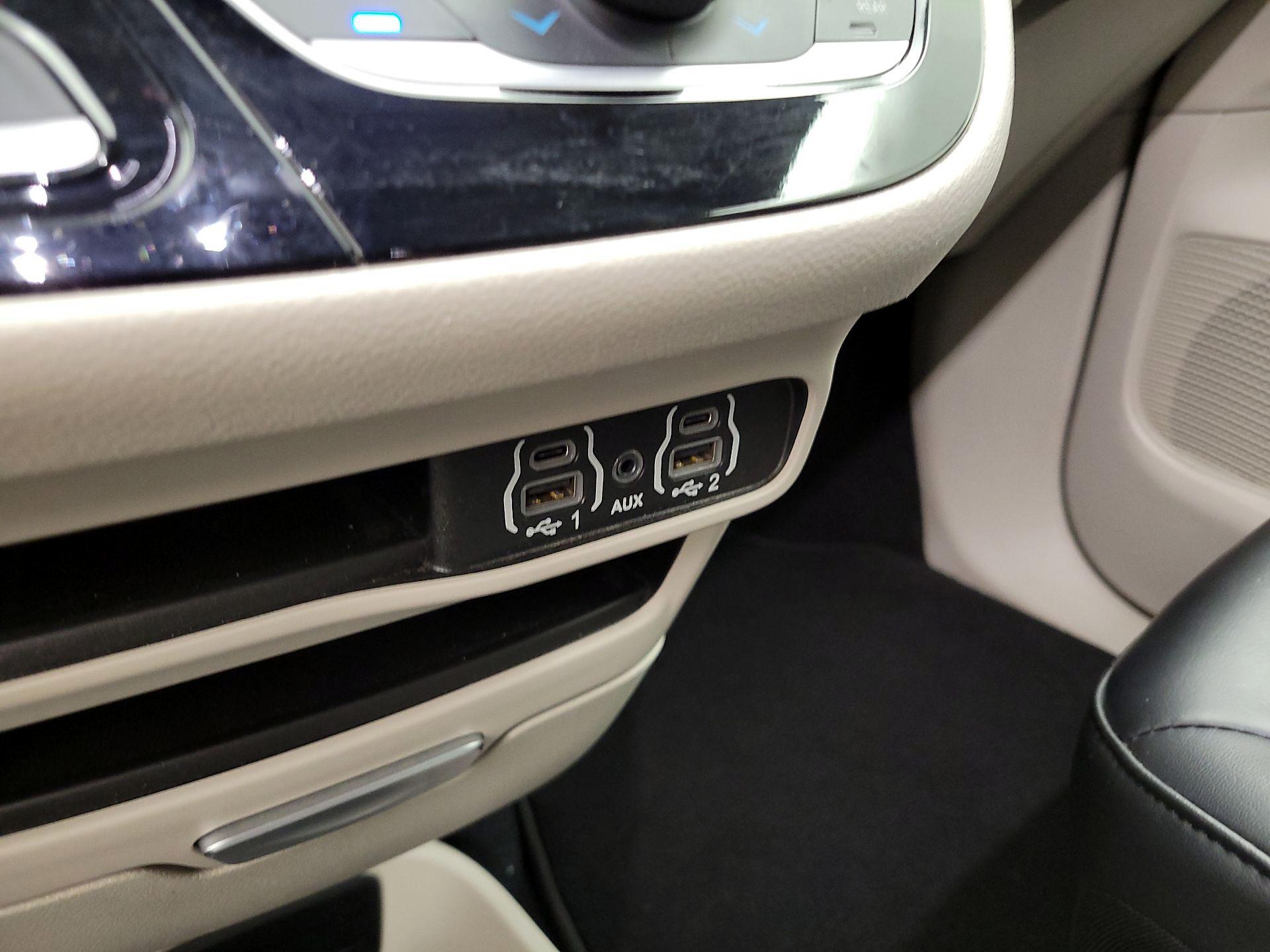 Thumbnail: 2023 Chrysler Pacifica - 18