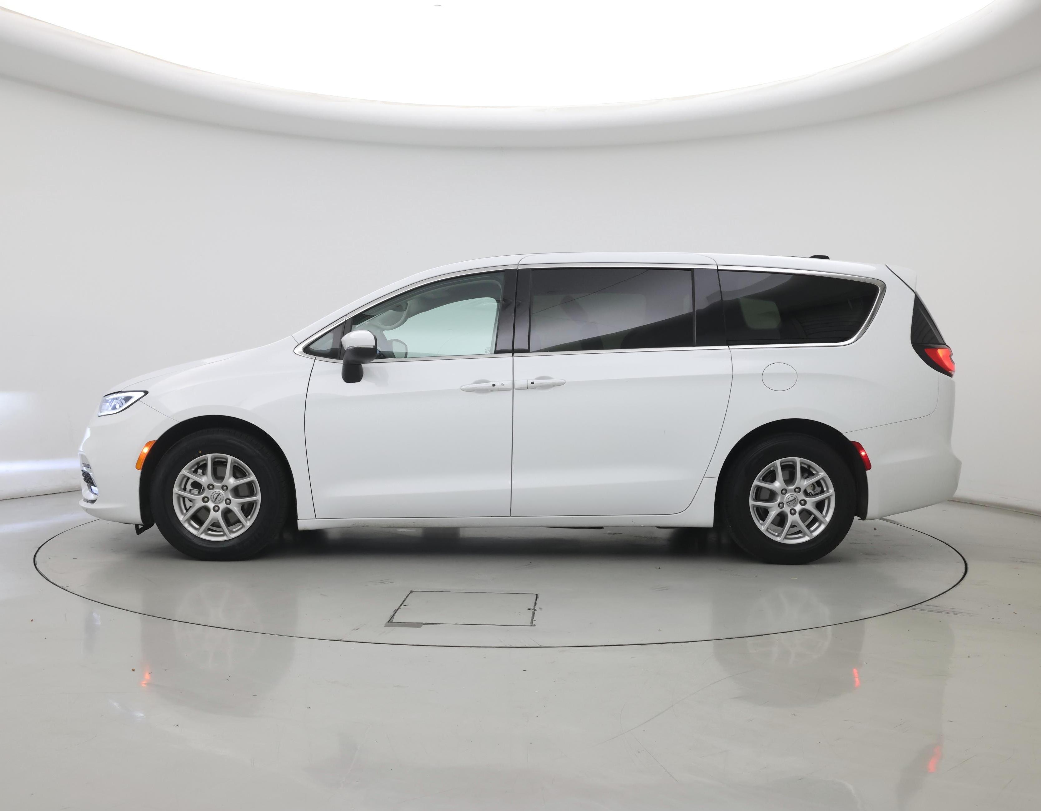 Thumbnail: 2023 Chrysler Pacifica - 3