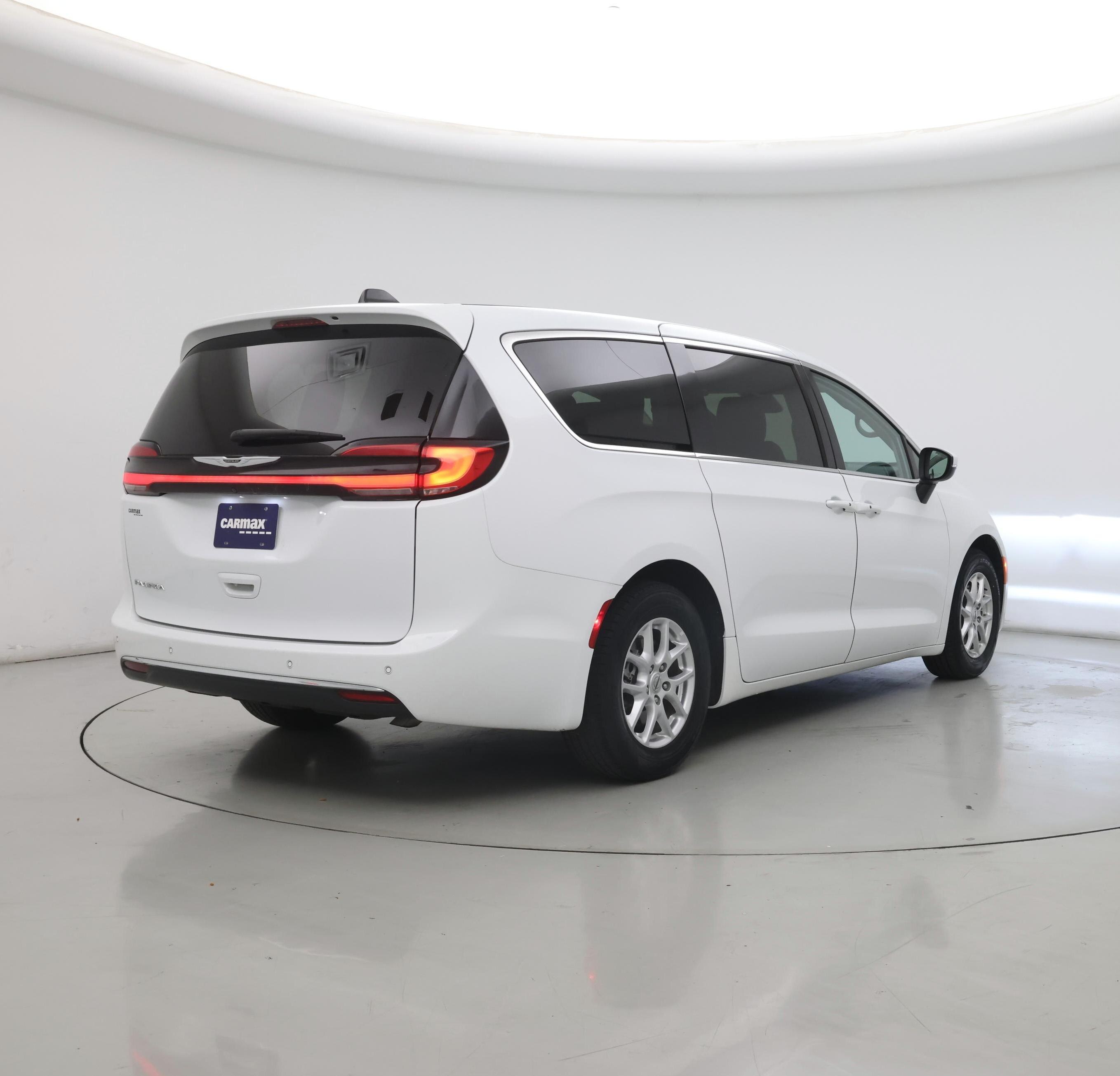 Thumbnail: 2023 Chrysler Pacifica - 8